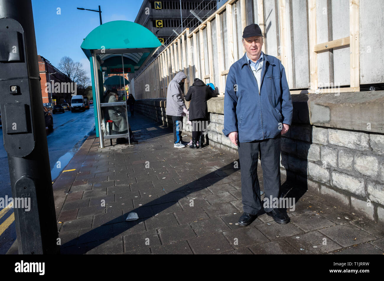 CARDIFF, Regno Unito. 7 febbraio 2019. Frederick (Fred) Wilson (SI PREGA DI NON UTILIZZARE IL COGNOME IN QUALSIASI PUBBLICAZIONE) attende il suo bus nella città di Cardiff Foto Stock