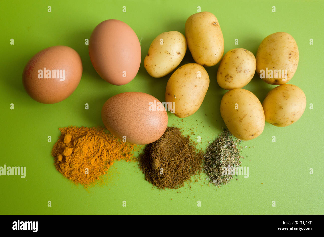 CARDIFF, Regno Unito. Il 25 marzo 2019. Ingredienti per piccante di patate e uova strapazzate piatto. Un studio 2015 di oltre 500 milioni di persone cinesi trovati Foto Stock