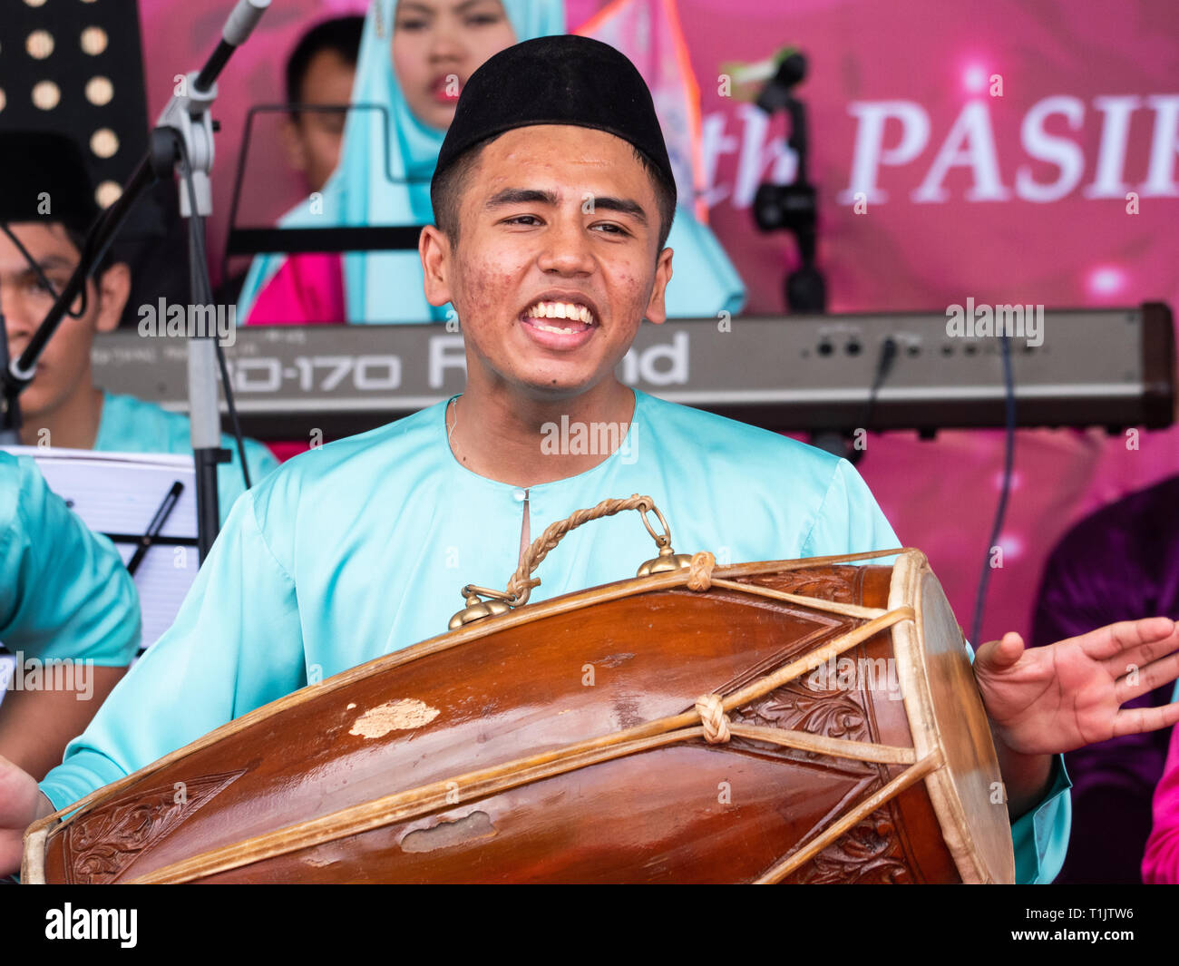 Malaysian orchestra tradizionale e moderno, elctronic strumenti e indossando il tradizionale costume malese. Foto Stock