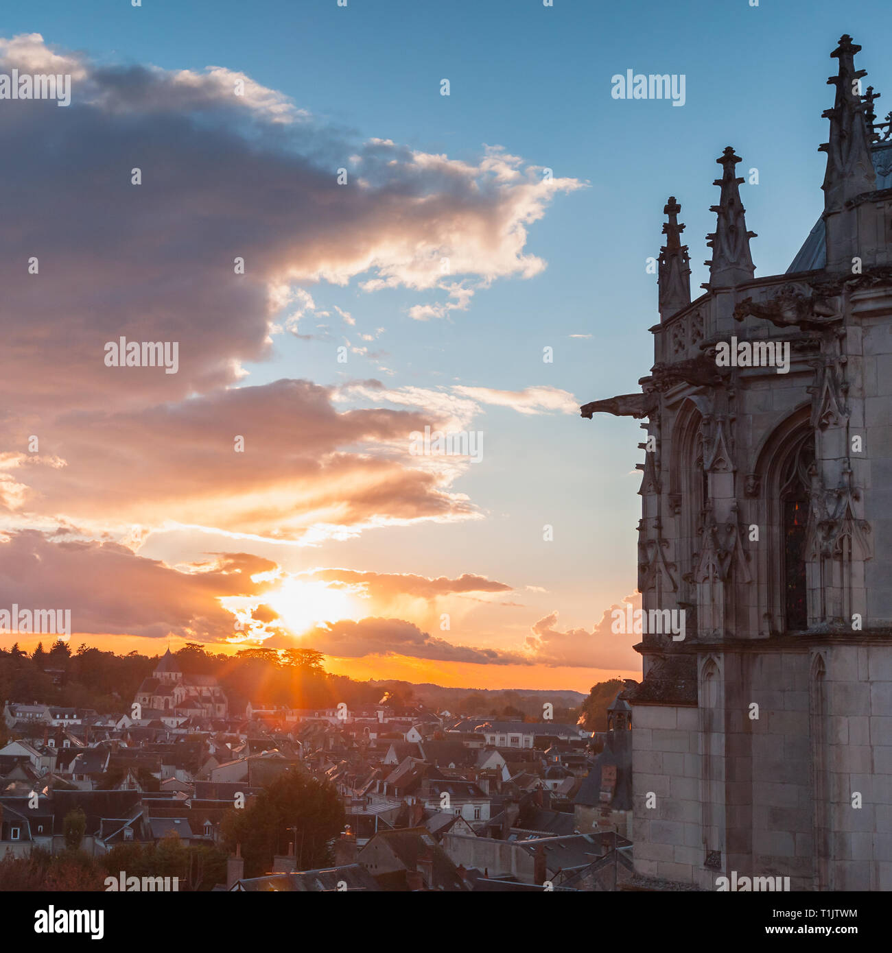 Esterno della Cappella di Saint-Hubert e tramonto nella vecchia città di Amboise situato in Indre-et-Loire department della Valle della Loira in Francia Foto Stock