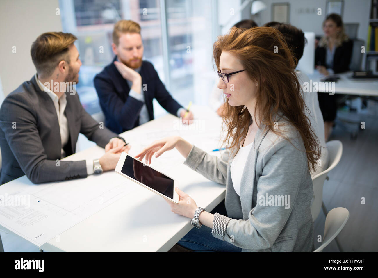 Bella imprenditrice utilizzando tablet per raccogliere informazioni di Foto Stock