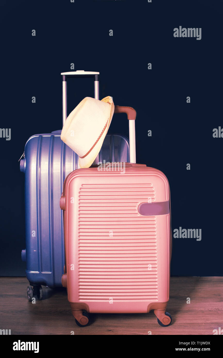 Vacanze estive concetto di viaggio valigia o bagaglio borsa con hat Foto Stock