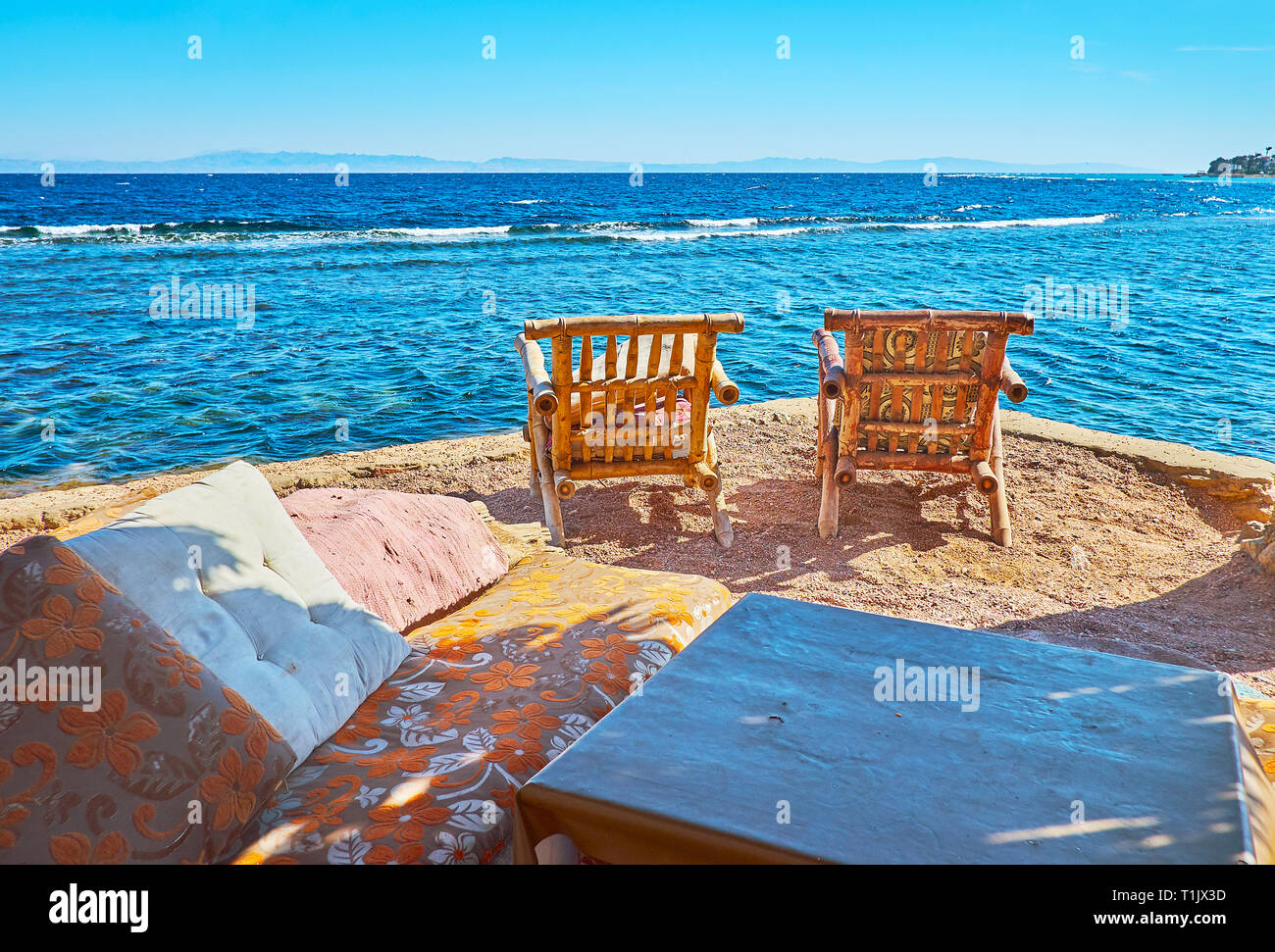 La bella spiaggia di Dahab con bella atmosfera rilassante e vedute panoramiche, Sinai, Egitto. Foto Stock
