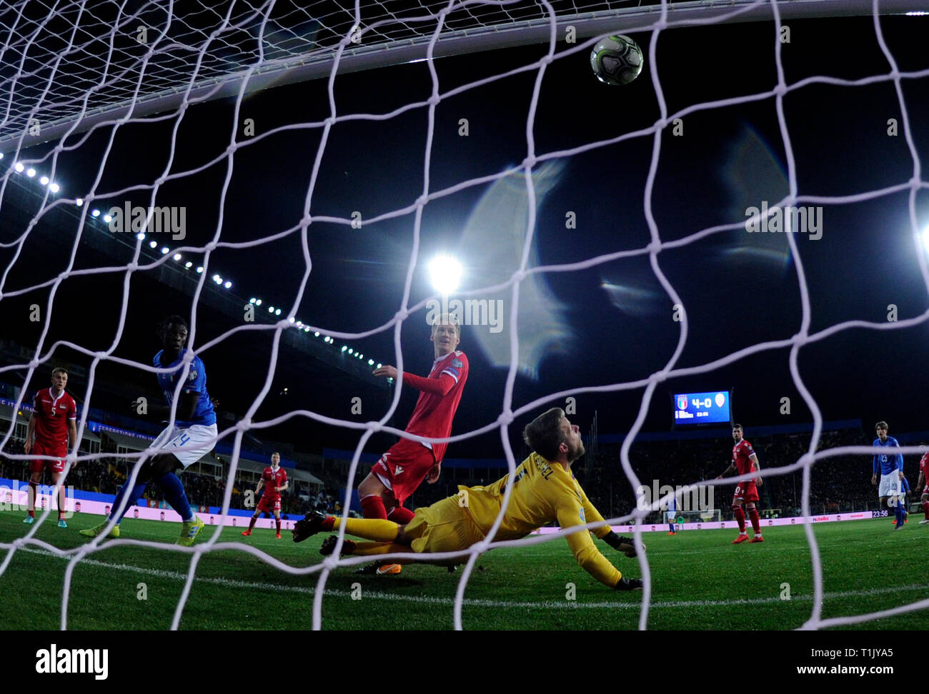 Parma, Italia. 26 Mar, 2019. Italia del Moise Kean (2 L) punteggi il suo obiettivo durante UEFA EURO 2020 Gruppo J qualification match tra Italia e del Liechtenstein a Parma, Italia, 26 marzo 2019. L'Italia ha vinto 6-0. Credito: Alberto Lingria/Xinhua/Alamy Live News Foto Stock