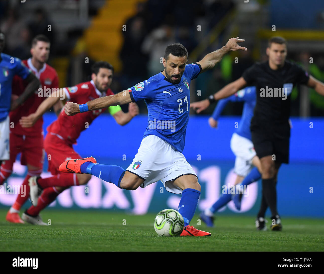 Parma, Italia. 26 Mar, 2019. L'Italia Fabio Quagliarella punteggi il suo obiettivo durante UEFA EURO 2020 Gruppo J qualification match tra Italia e del Liechtenstein a Parma, Italia, 26 marzo 2019. L'Italia ha vinto 6-0. Credito: Alberto Lingria/Xinhua/Alamy Live News Foto Stock