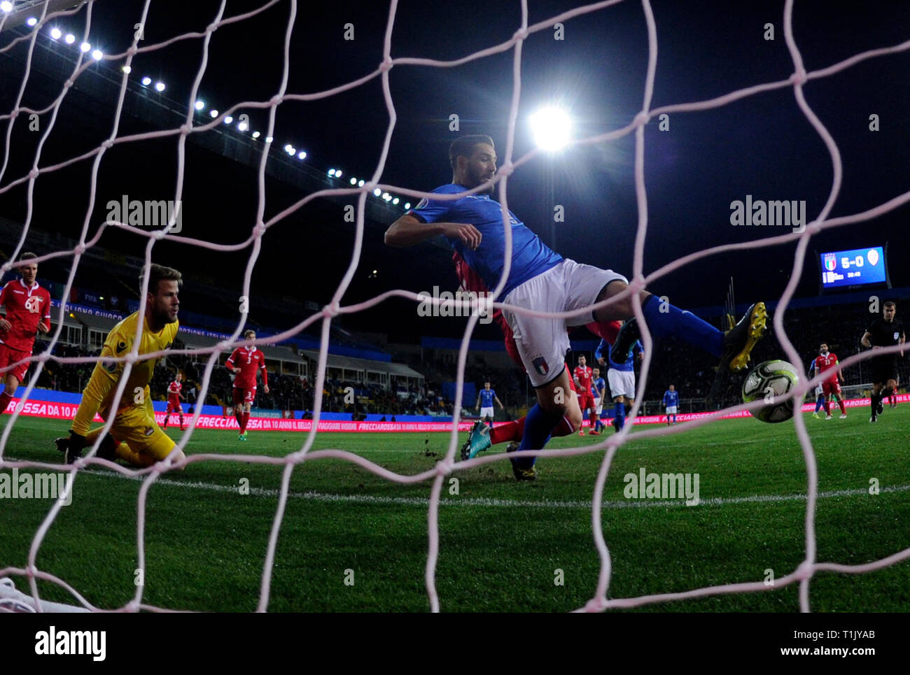 Parma, Italia. 26 Mar, 2019. Italia Leonardo Pavoletti punteggi il suo obiettivo durante UEFA EURO 2020 Gruppo J qualification match tra Italia e del Liechtenstein a Parma, Italia, 26 marzo 2019. L'Italia ha vinto 6-0. Credito: Alberto Lingria/Xinhua/Alamy Live News Foto Stock