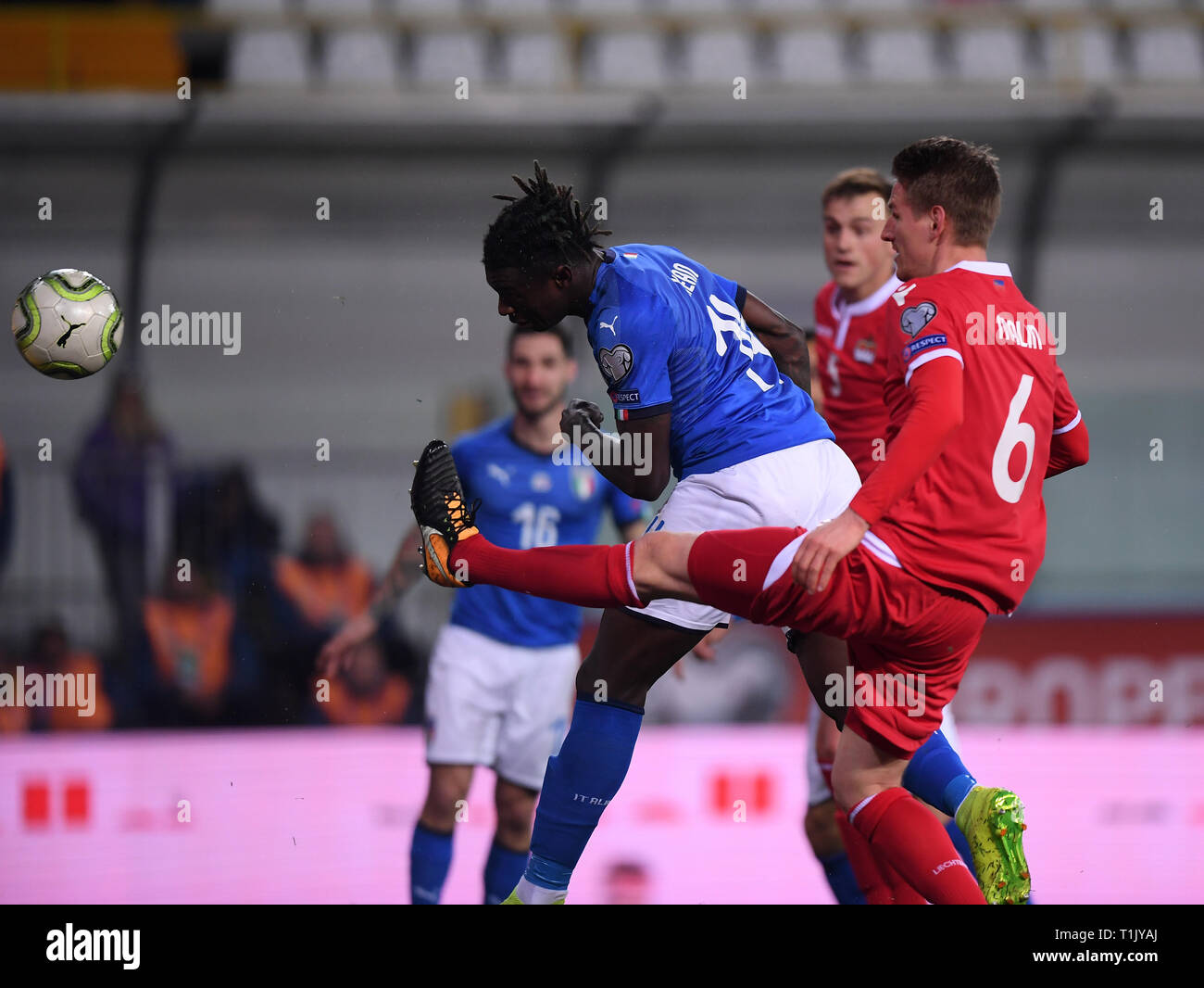 Parma, Italia. 26 Mar, 2019. Italia del Moise Kean punteggi il suo obiettivo durante UEFA EURO 2020 Gruppo J qualification match tra Italia e del Liechtenstein a Parma, Italia, 26 marzo 2019. L'Italia ha vinto 6-0. Credito: Alberto Lingria/Xinhua/Alamy Live News Foto Stock