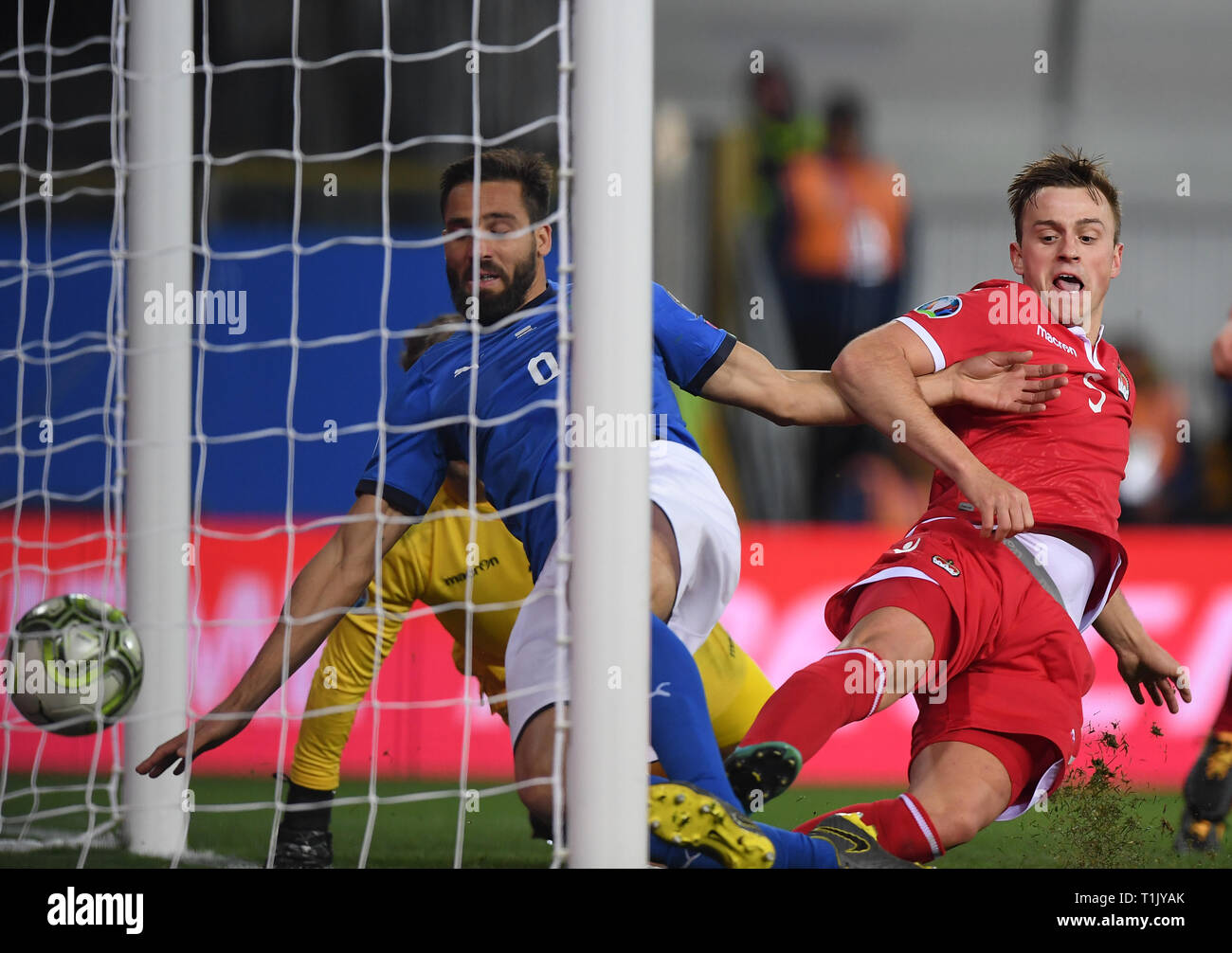 Parma, Italia. 26 Mar, 2019. Italia Leonardo Pavoletti (L) punteggi il suo obiettivo durante UEFA EURO 2020 Gruppo J qualification match tra Italia e del Liechtenstein a Parma, Italia, 26 marzo 2019. L'Italia ha vinto 6-0. Credito: Alberto Lingria/Xinhua/Alamy Live News Foto Stock