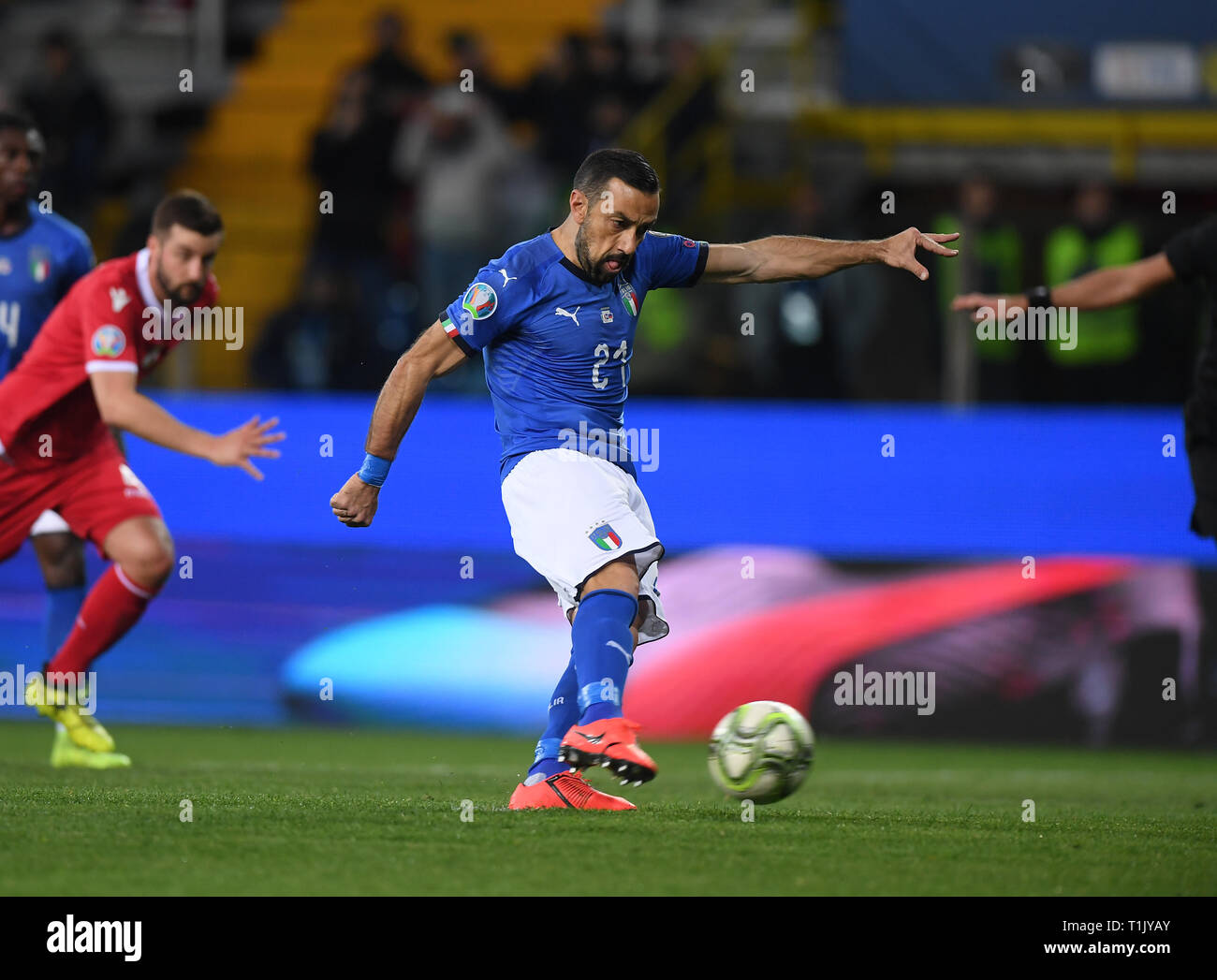 Parma, Italia. 26 Mar, 2019. L'Italia Fabio Quagliarella punteggi il suo obiettivo durante UEFA EURO 2020 Gruppo J qualification match tra Italia e del Liechtenstein a Parma, Italia, 26 marzo 2019. L'Italia ha vinto 6-0. Credito: Alberto Lingria/Xinhua/Alamy Live News Foto Stock