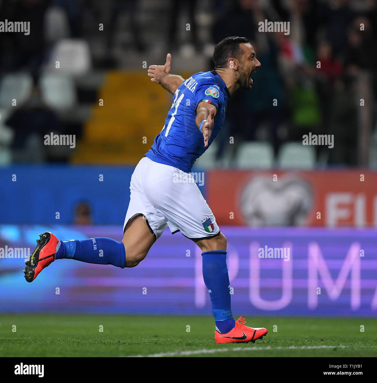 Parma, Italia. 26 Mar, 2019. L'Italia Fabio Quagliarella celebra il suo obiettivo durante UEFA EURO 2020 Gruppo J qualification match tra Italia e del Liechtenstein a Parma, Italia, 26 marzo 2019. L'Italia ha vinto 6-0. Credito: Alberto Lingria/Xinhua/Alamy Live News Foto Stock