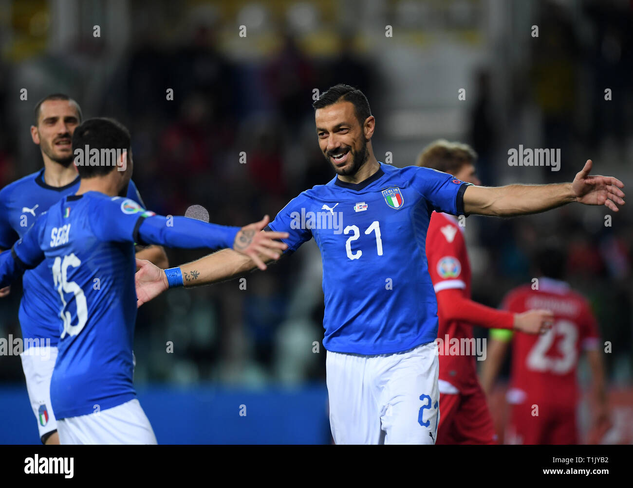 Parma, Italia. 26 Mar, 2019. L'Italia Fabio Quagliarella (R) celebra il suo obiettivo durante UEFA EURO 2020 Gruppo J qualification match tra Italia e del Liechtenstein a Parma, Italia, 26 marzo 2019. L'Italia ha vinto 6-0. Credito: Alberto Lingria/Xinhua/Alamy Live News Foto Stock