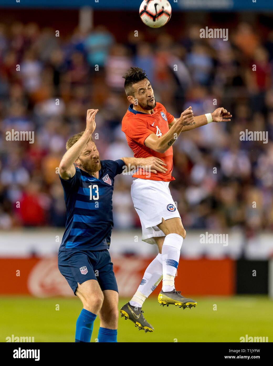 Houston, Texas, Stati Uniti d'America. 26 mar 2019. Il Cile defender Mauricio Isla (4) va per la sfera con USA defender Tim risma (13) durante la seconda metà della international amichevole tra USA e Cile di BBVA Compass Stadium di Houston, Texas la finale termina in un pareggio 1-1 © Maria Lysaker/CSM. Credito: Cal Sport Media/Alamy Live News Foto Stock