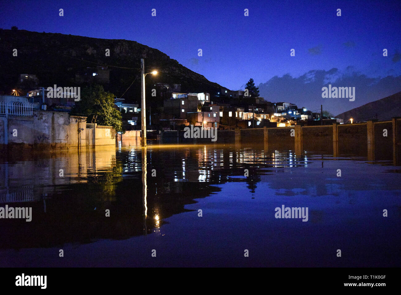 Shiraz, Iran. 26 mar 2019. Il secondo giorno di heavy rain e inondazioni di Shiraz ha causato danni in varie parti della città di Shiraz, far provincia, Iran, giovedì 25 marzo, 2019. Il danno maggiore è stato nelle case dei Saadi distretto di Shiraz. Le case sono state riempite con inondazione e molte case sono fuori di accesso e non compatibili per vivere. Il livello di acqua nel distretto di Saadi è di circa 3 metri. Credito: Amin Bre/Alamy Live News Foto Stock