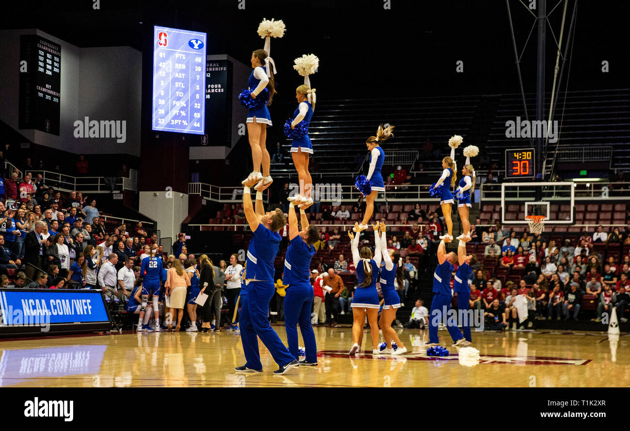 Stanford, CA, Stati Uniti d'America. 25 Mar, 2019. A. BYU Cougars cheerleaders durante il NCAA femminile Campionato di basket secondo turno tra la BYU Cougars e Stanford Cardinale 63-72 persa in acero Pavilion Stanford, CA. Thurman James /CSM/Alamy Live News Foto Stock