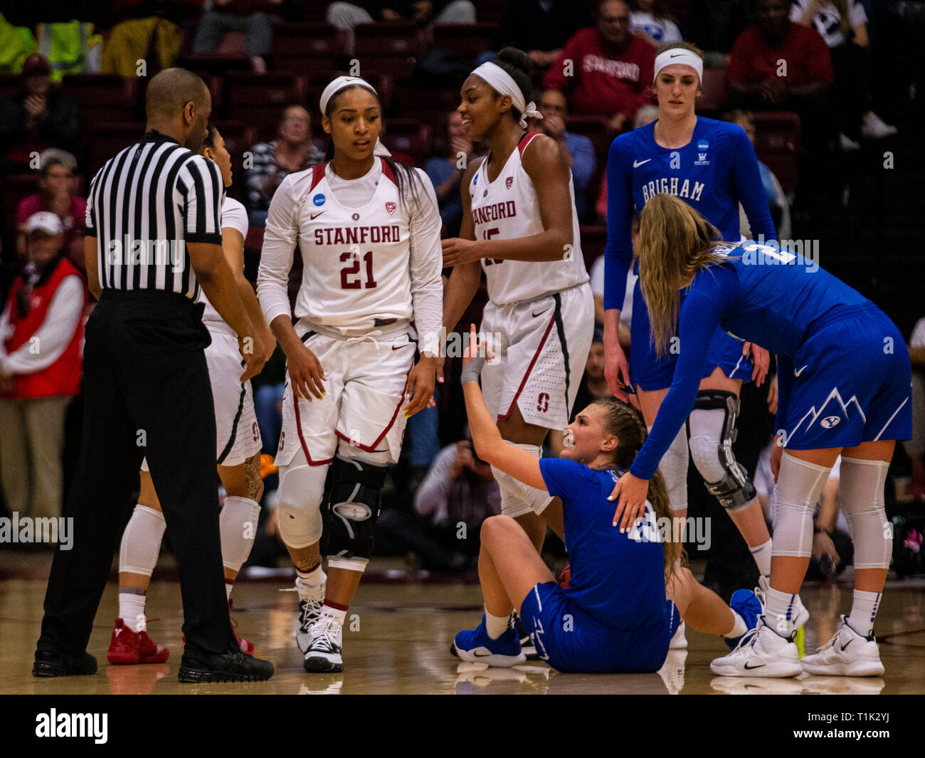 Stanford, CA, Stati Uniti d'America. 25 Mar, 2019. A. BYU guard Paisley Johnson (13) e Stanford guard DiJonai Carrington (21) lotta su una sfera allentati durante il NCAA femminile Campionato di basket secondo turno tra la BYU Cougars e Stanford Cardinale 63-72 persa in acero Pavilion Stanford, CA. Thurman James /CSM/Alamy Live News Foto Stock