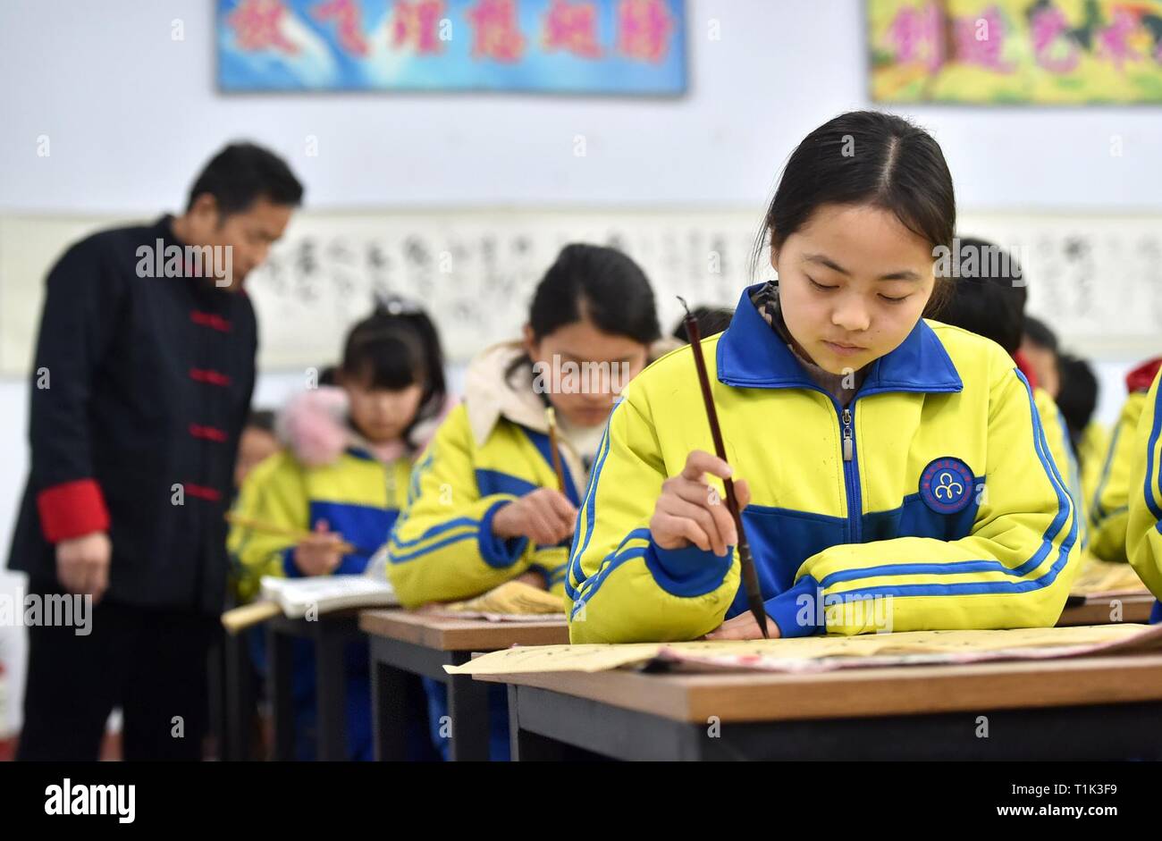 (190327) -- Pechino, 27 marzo 2019 (Xinhua) -- Gli studenti pratica di scrittura di calligraphy ad Hanjiawa Middle School di Shijiazhuang, a nord della Cina di nella provincia di Hebei, 28 febbraio, 2019. Della Cina di sforzi volti a promuovere il "equilibrato sviluppo" dell'istruzione obbligatoria, che di solito significa restringimento inter-regionale, rurale-urbano o inter-scuola lacune in termini di condizioni di educazione e di qualità, ha dato i suoi frutti, il Ministero della Pubblica Istruzione ha detto martedì. Secondo il ministero e lo sviluppo equilibrato di istruzione obbligatoria è stato raggiunto in 2,717 contee, che rappresentano il 92,7 per cento delle contee di tutta la Foto Stock