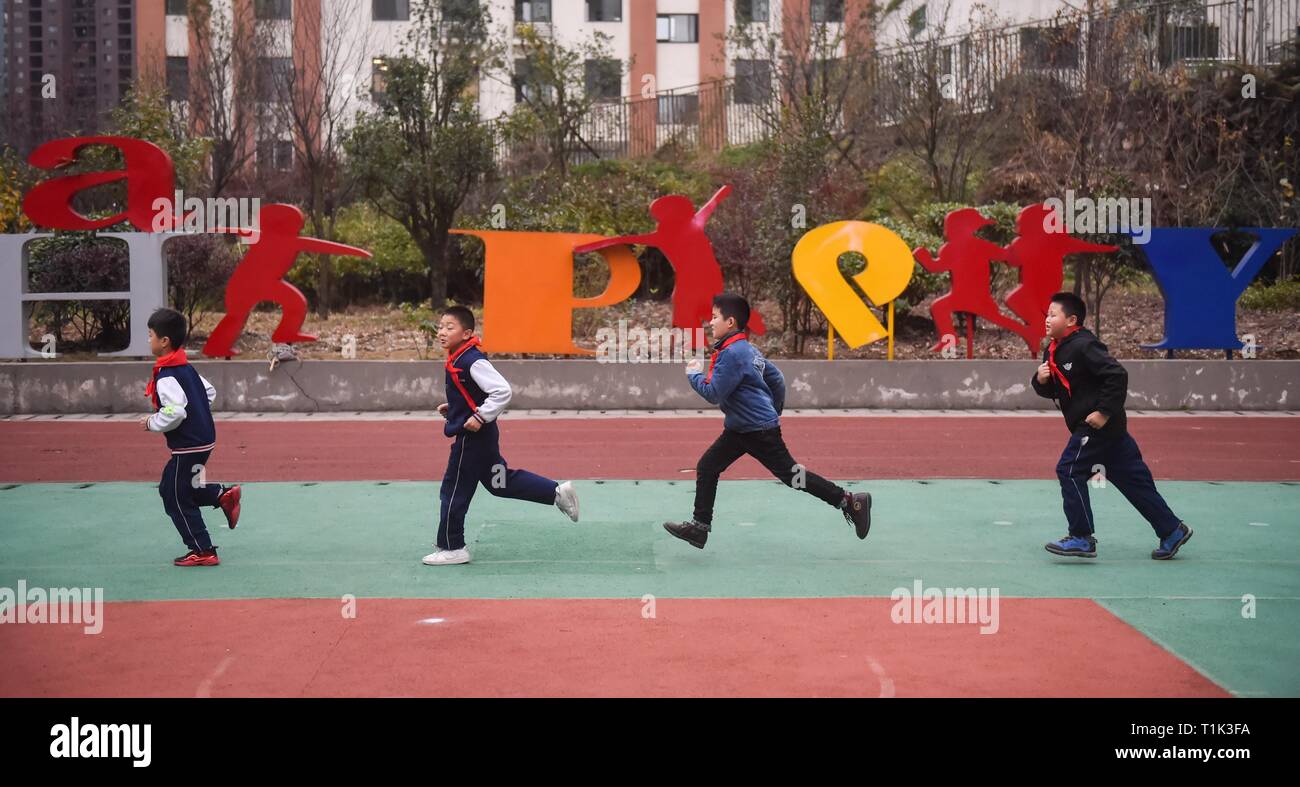 (190327) -- Pechino, 27 marzo 2019 (Xinhua) -- Gli studenti eseguire sul parco giochi a scuola Anjing nelle township Qianling Yunyan nel distretto della città di Guiyang, a sud-ovest della Cina di Guizhou, 6 dicembre 2018. Della Cina di sforzi volti a promuovere il "equilibrato sviluppo" dell'istruzione obbligatoria, che di solito significa restringimento inter-regionale, rurale-urbano o inter-scuola lacune in termini di condizioni di educazione e di qualità, ha dato i suoi frutti, il Ministero della Pubblica Istruzione ha detto martedì. Secondo il ministero e lo sviluppo equilibrato di istruzione obbligatoria è stato raggiunto in 2,717 contee, che rappresentano 92,7 p Foto Stock