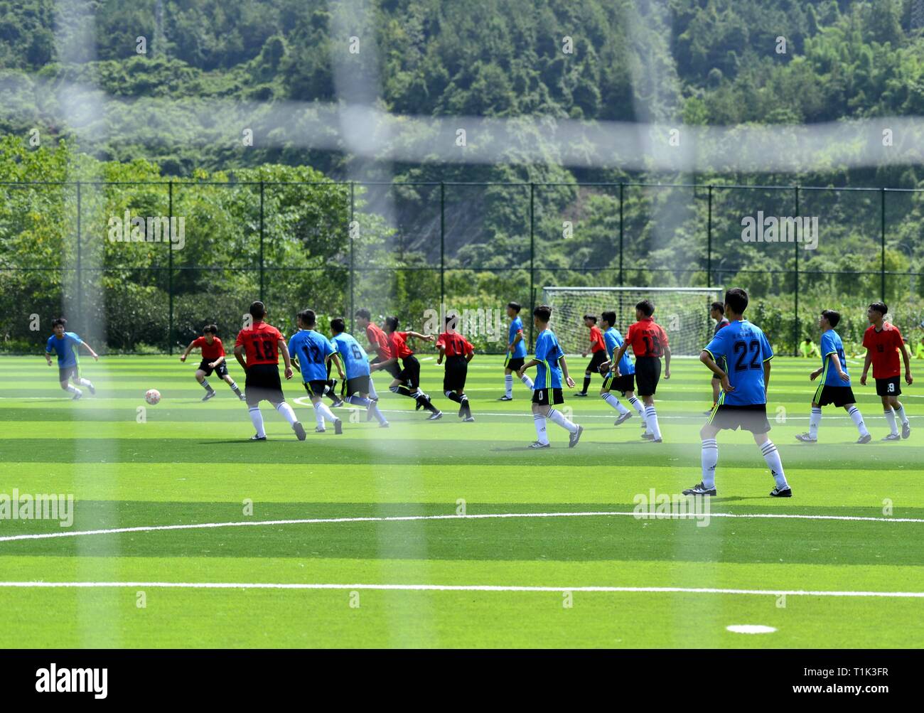 (190327) -- Pechino, 27 marzo 2019 (Xinhua) -- Gli studenti di competere in una partita di calcio in Xuanen contea di Enshi Tujia-Miao prefettura autonoma, centrale cinese della provincia di Hubei, 13 giugno 2016. Della Cina di sforzi volti a promuovere il "equilibrato sviluppo" dell'istruzione obbligatoria, che di solito significa restringimento inter-regionale, rurale-urbano o inter-scuola lacune in termini di condizioni di educazione e di qualità, ha dato i suoi frutti, il Ministero della Pubblica Istruzione ha detto martedì. Secondo il ministero e lo sviluppo equilibrato di istruzione obbligatoria è stato raggiunto in 2,717 contee, che rappresentano il 92,7 per cento delle emissioni di CO Foto Stock