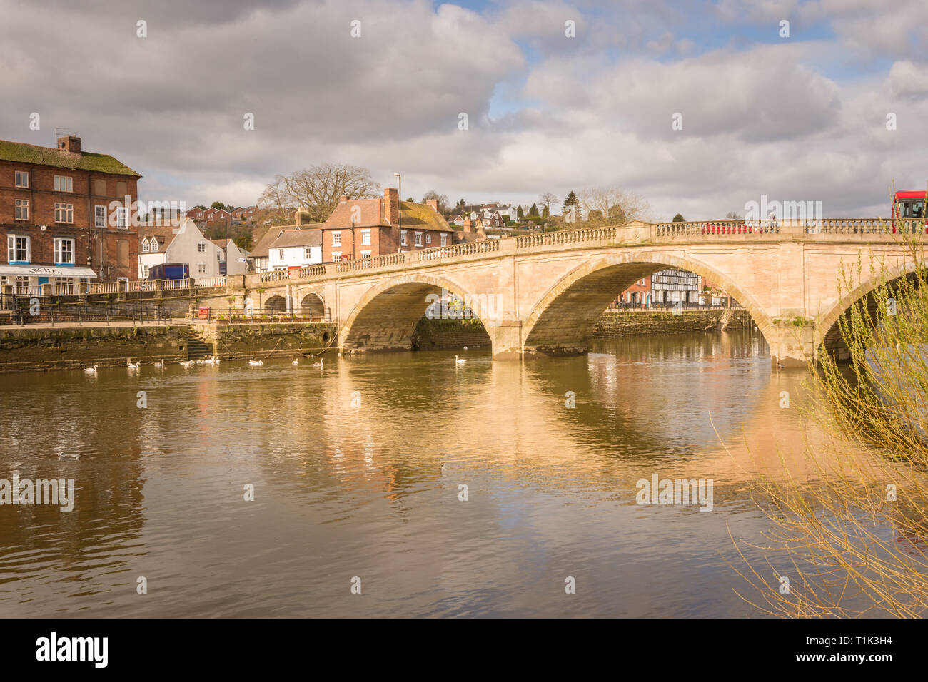 Bewdley, Worcestershire, Regno Unito. 27 Mar, 2019. Un buon inizio di giornata a Bewdley. Il XVIII secolo ponte sopra il fiume Severn costruito da Thomas Telford è illuminato dal sole del mattino, come i livelli del fiume sono tornati a livelli normali. La settimana scorsa le barriere antiesondazione sono state erette come il fiume ha raggiunto livelli pericolosamente alti. Credito: Pietro Lopeman/Alamy Live News Foto Stock