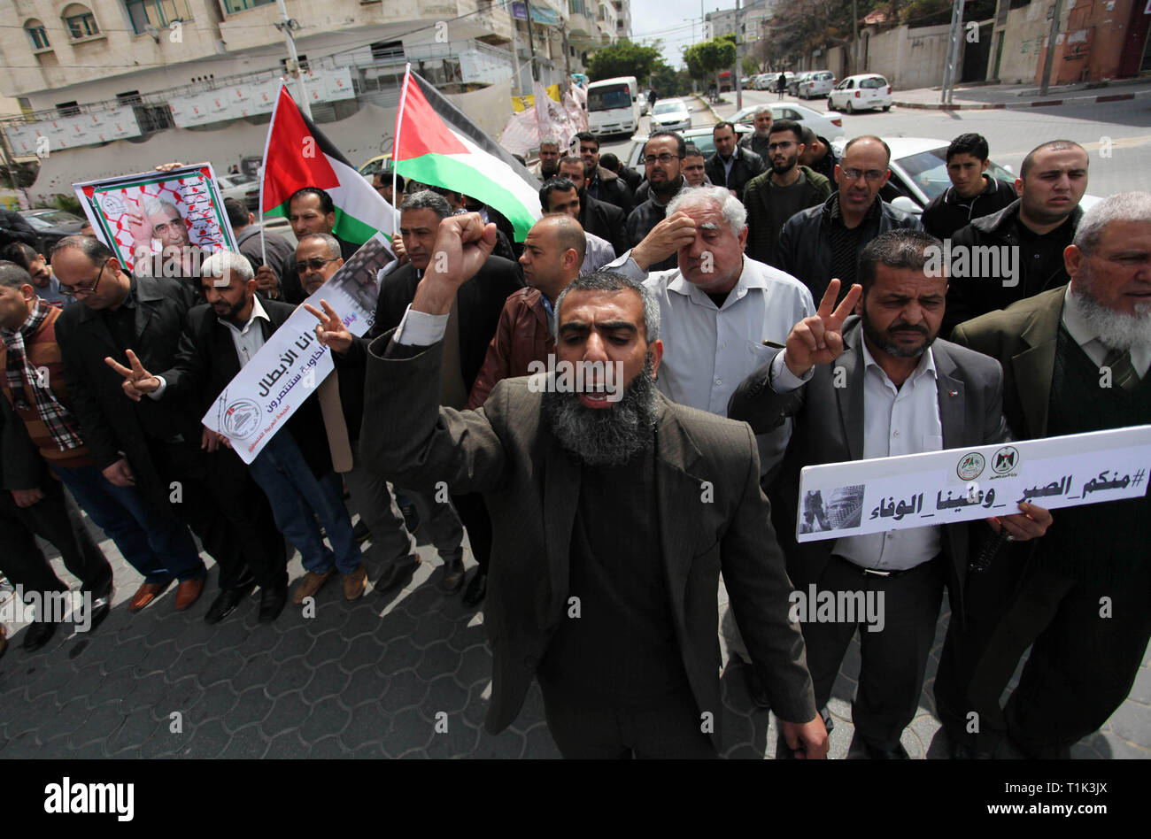 La città di Gaza, Striscia di Gaza, Territori palestinesi. 27 Mar, 2019. Palestinesi prendere parte a una protesta alla solidarietà con i prigionieri palestinesi detenuti nelle prigioni israeliane, di fronte all'Alto commissario per i diritti umani sede di Gaza City il 27 marzo 2019 Credit: Mahmoud Ajjour APA/images/ZUMA filo/Alamy Live News Foto Stock