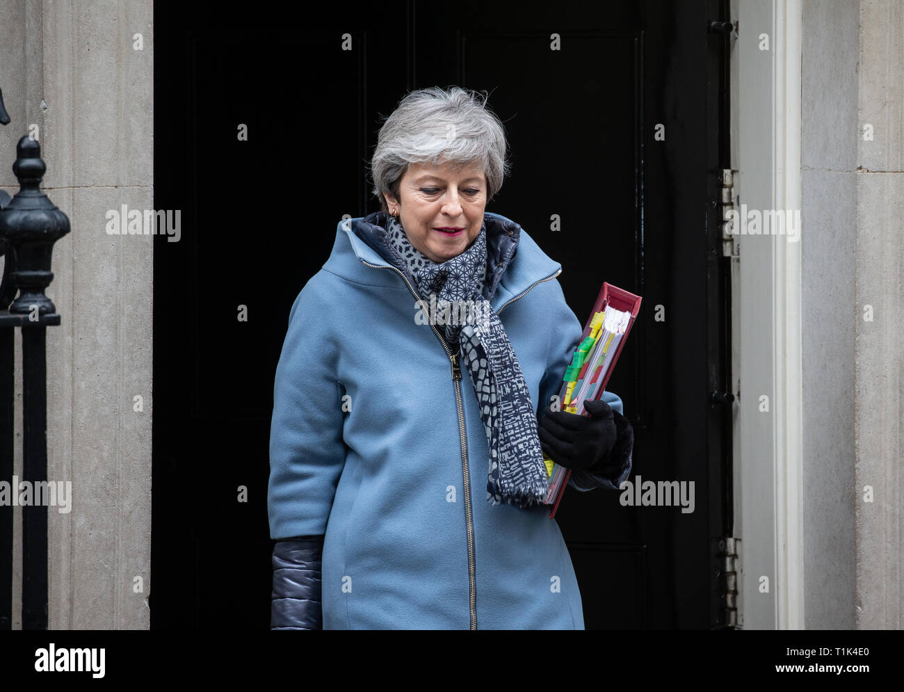 Londra, Regno Unito. 27 mar 2019. Primo ministro britannico, Theresa Maggio, foglie 10 di Downing Street per andare al Parlamento per 'Primo Ministro di domande. Lei parlerà a 1922 Comitato a 3pm di oggi. Ella è sempre più sotto pressione per assegnare un nome alla data della sua partenza. Credito: Tommy Londra/Alamy Live News Foto Stock