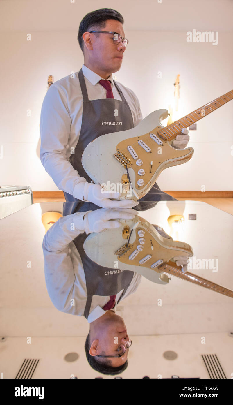 Christies, King Street, Londra, Regno Unito. 27 marzo, 2019. Christie's svelare la tanto attesa anteprima della chitarra personale collezione di rock'n'roll legend David Gilmour, chitarrista, cantante e cantautore di Pink Floyd. La prima fermata per la pre-vendita itinerante, 120+ guitar highlights sono vendute, con proventi a beneficio di carità. Immagine: White Fender Stratocaster numero di serie 0001, c.1954. Stima $100,000-150,000. Credito: Malcolm Park/Alamy Live News. Foto Stock
