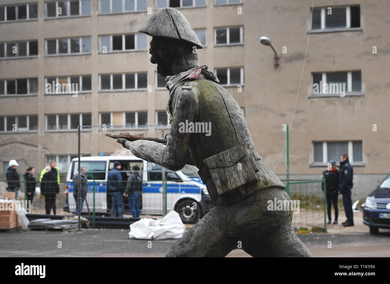 Prora, Germania. 27 mar 2019. A nome di Stralsund Procura della Repubblica, la polizia federale è alla ricerca di un sito in costruzione a prora nel comune di Binz sull'isola di Rügen. Il motivo è il sospetto di contrabbando professionale e l'occupazione illegale di lavoratori, che viene investigata contro tre imputati. Credito: dpa picture alliance/Alamy Live News Foto Stock