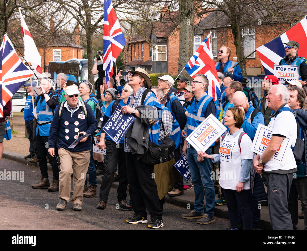 “Arch to Leave”: Gli attivisti della Brexit si riuniscono il giorno 13 della loro marcia in tutta l’Inghilterra, Regno Unito. Foto Stock