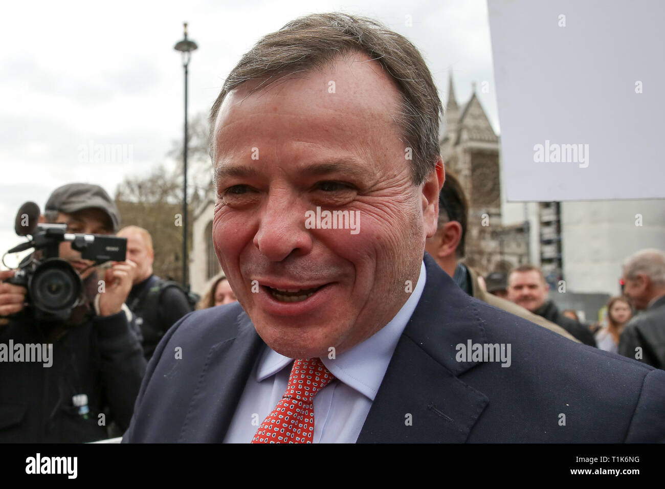 Westminster. Londra, Regno Unito. 27 Mar, 2019. Aaron banche, imprenditore britannico e co-fondatore di lasciare la campagna UE parla con manifestanti Pro-Brexit case al di fuori del Parlamento. Credito: Dinendra Haria/Alamy Live News Foto Stock