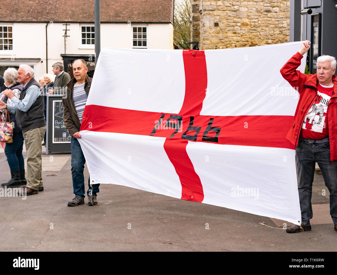 “Arch to Leave”: Gli attivisti della Brexit si riuniscono il giorno 13 della loro marcia in tutta l’Inghilterra, Regno Unito. Foto Stock