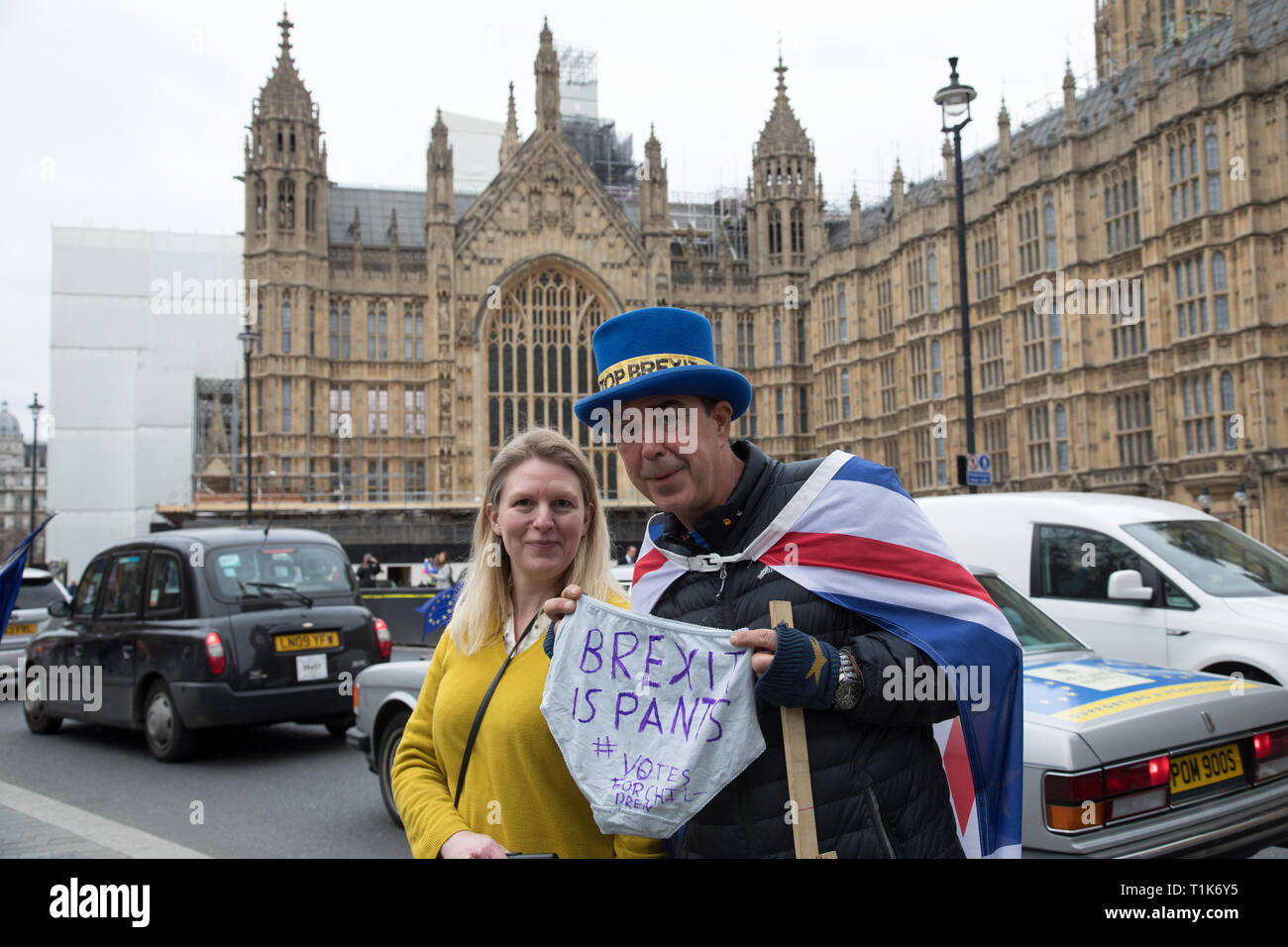 Londra, Regno Unito. Il 27 marzo 2019. (L a R) un sostenitore Pro-Europe pone per la fotocamera con Steve Bray di SODEM, in College Green, Westminster. MPs sono dovuti al dibattito in parlamento le opzioni del voto indicativo per decidere sull'alternativa a Theresa Maggio Brexit della trattativa. Credito: Santo Basone/Alamy Live News Foto Stock