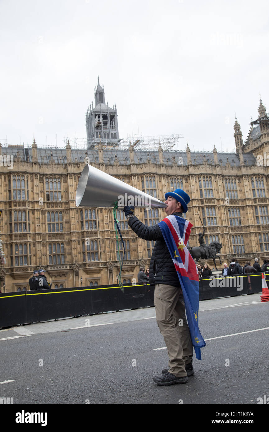 Londra, Regno Unito. Il 27 marzo 2019. (L a R) un sostenitore Pro-Europe grida il suo supporto per un secondo referendum di fronte al parlamento. MPs sono dovuti al dibattito in parlamento le opzioni del voto indicativo per decidere sull'alternativa a Theresa Maggio Brexit della trattativa. Credito: Santo Basone/Alamy Live News Foto Stock