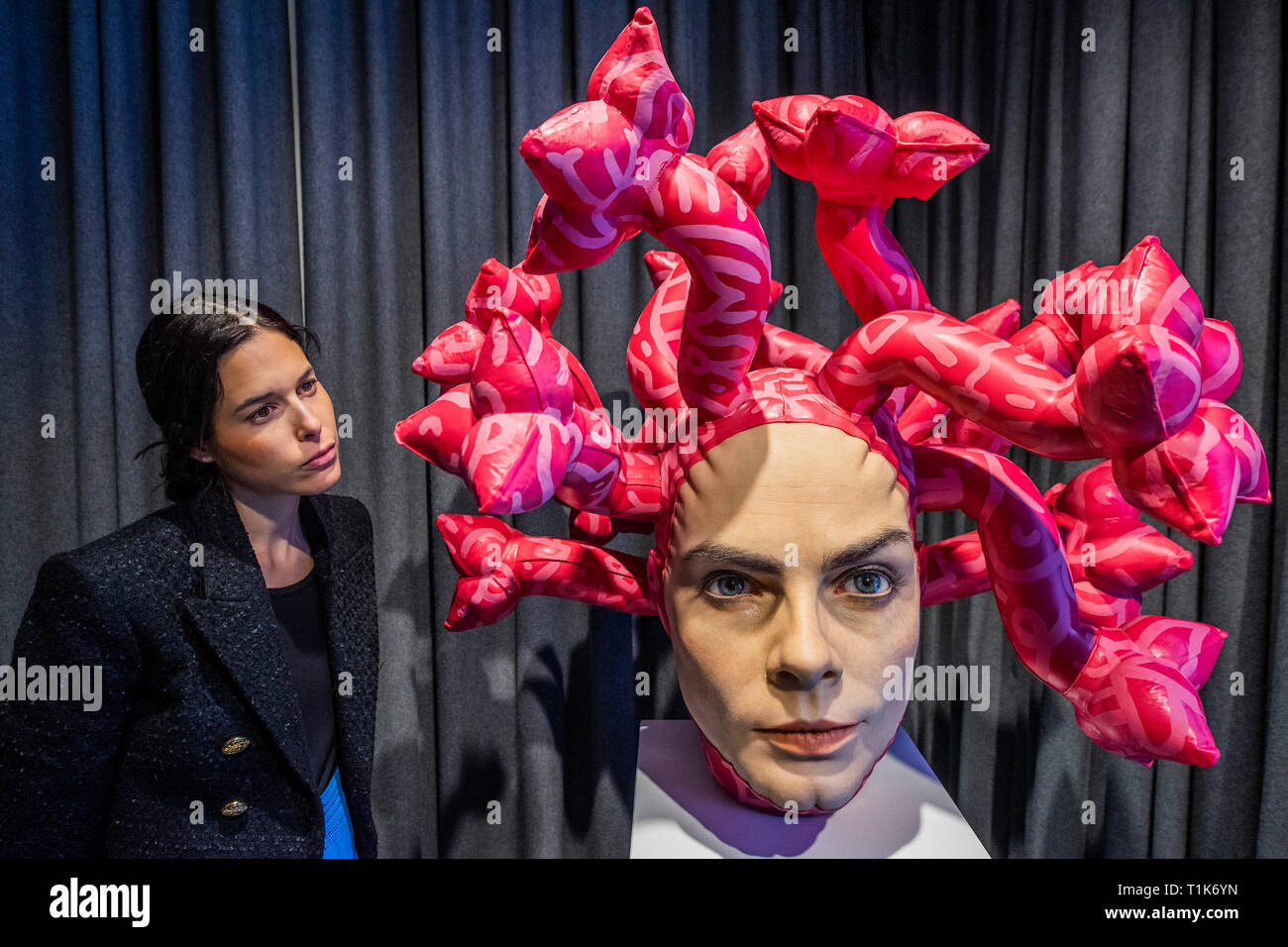 Londra, Regno Unito. 27 Mar, 2019. "Olympe' da AspenCrow, una scultorea interpretazione di medusa in JD Malat Gallery - che realizza l'immagine e l'essenza di Cara Delevigne e Olympe de sgorbio.Essa simboleggia il passato, il presente e il futuro del femminismo che evolve costantemente in lotta per la parità tra i sessi. Creato da AspenCrow, Edgar Askelovic, un autodidatta artista lituano in hyperrealistic scultura interpretative miscelando un mix di discipline e tecniche. "Olympe' è fatta di silicone resistente ai raggi UV, resina acrilica e credito: Guy Bell/Alamy Live News Foto Stock