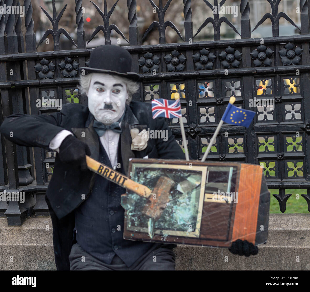 Londra, Regno Unito. Il 27 marzo 2019, Brexit manifestanti Clowning Around vestito come Charlie Chaplin Credito: Ian Davidson/Alamy Live News Foto Stock