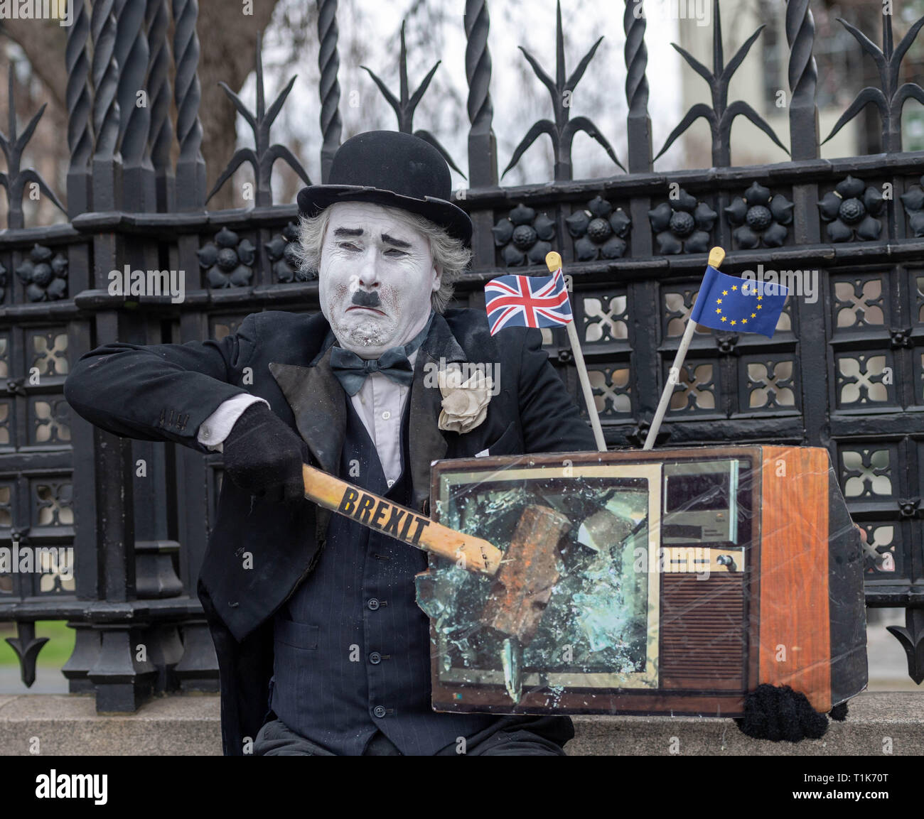 Londra, Regno Unito. Il 27 marzo 2019, Brexit protester Clowning Around vestito come Charlie Chaplin Credito: Ian Davidson/Alamy Live News Foto Stock