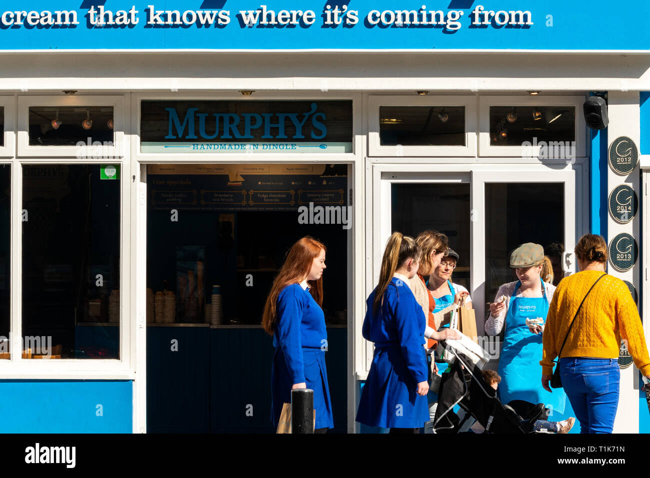 I dipendenti della gelateria Murphy's offrono assaggi gratuiti di gelati ai passanti di Killarney, County Kerry, Irlanda Foto Stock