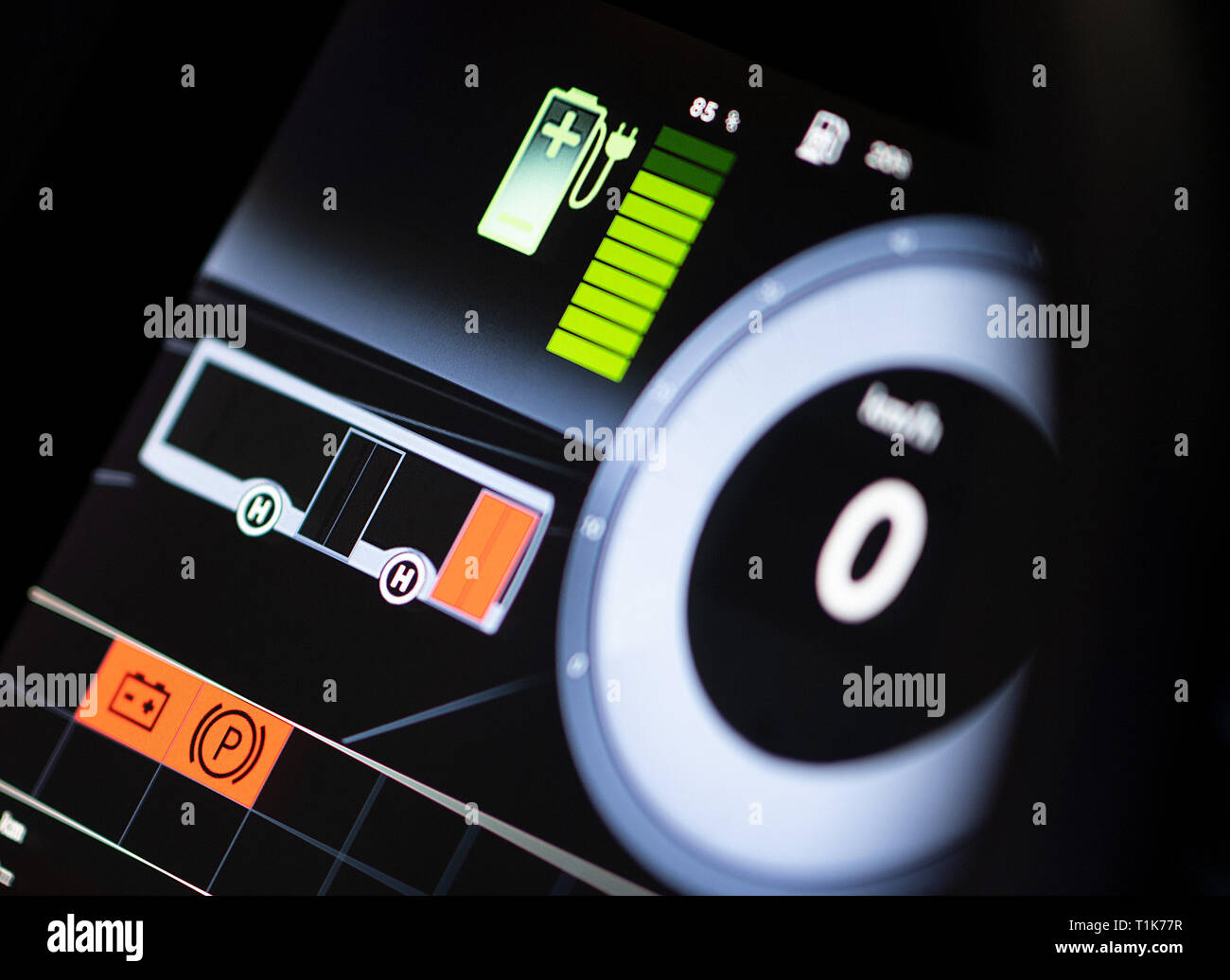 Berlino, Germania. 27 Mar, 2019. Sul display di un nuovo autobus elettrico eCitaro del Berliner Verkehrsbetriebe (LPP) si illumina il display con le informazioni circa lo stato di carica della batteria. Il eCitaro è dotato di dieci moduli della batteria e una capacità totale di 243 chilowattora, garantendo una gamma di circa 150 chilometri. Credito: Monika Skolimowska/dpa-Zentralbild/dpa/Alamy Live News Foto Stock