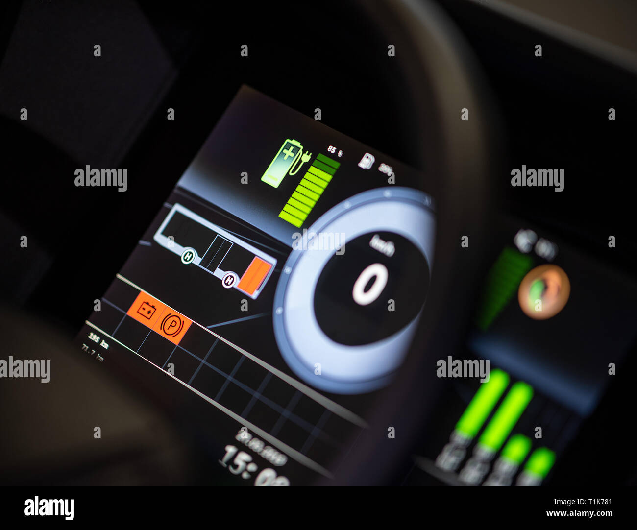 Berlino, Germania. 27 Mar, 2019. Il display di un nuovo autobus elettrico del produttore polacco Solaris del Berliner Verkehrsbetriebe (LPP) mostra le informazioni circa lo stato di carica della batteria. Credito: Monika Skolimowska/dpa-Zentralbild/dpa/Alamy Live News Foto Stock