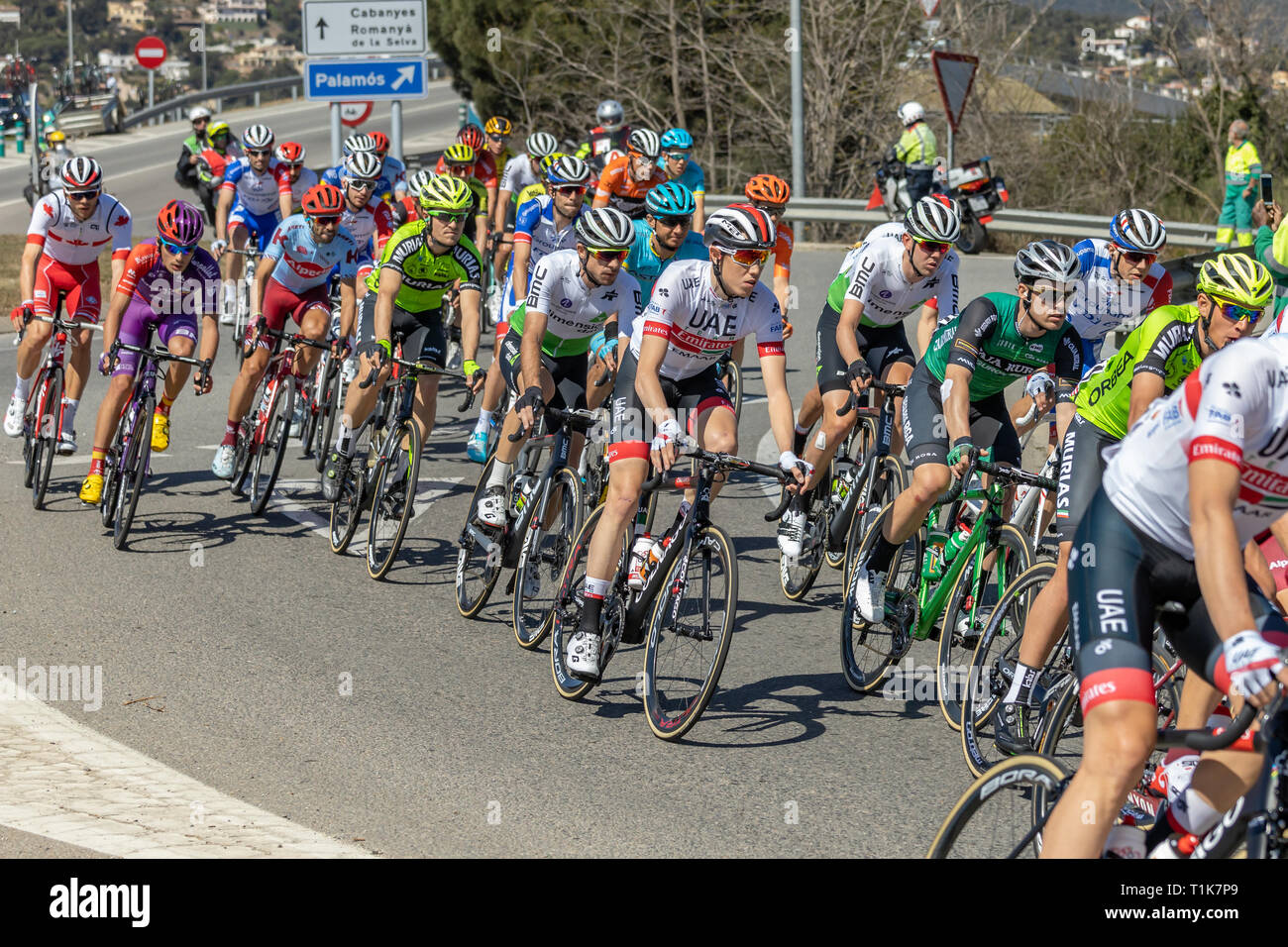 A Volta il ciclismo su strada in Catalogna, Spagna. Il 27 marzo, 2019. I concorrenti di Volta il ciclismo su strada in Catalogna sulla fase 3 (da Sant Feliu de Guixols a Vallter 200) 27. 03. 2019 Spagna Credito: Arpad Radoczy/Alamy Live News Foto Stock