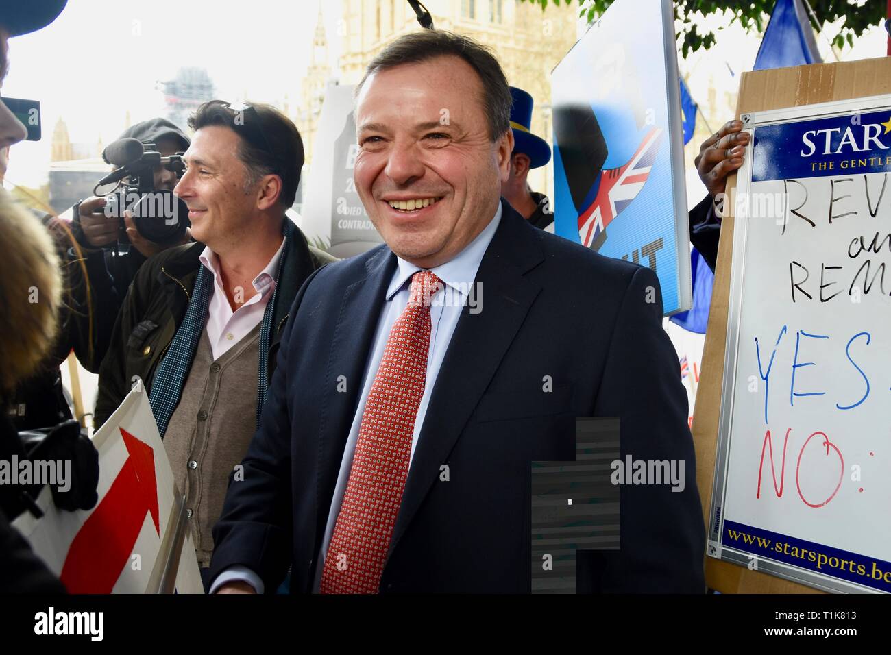 Londra, Regno Unito. 27 Mar, 2019. Arron banche, co fondatore di lasciare la campagna UE, Andy Wigmore, College Green, la Casa del Parlamento, Westminster, London. UK Credit: Michael melia/Alamy Live News Foto Stock