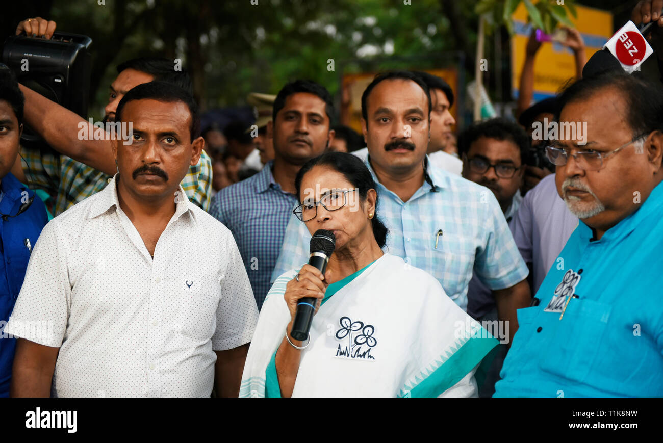 Kolkata, India. 27 Mar, 2019. Il Bengala Occidentale Chief Minister Mamata Banerjee è venuto e ha detto SSC (Servizio scolastico Commissione) studenti che lei prenderà in esame la questione dopo il risultato elettorale in Kolkata, India il 27 marzo, 2019. Ella ha anche richieste ai candidati SSC a ritirare il ventottesimo giorno di sciopero della fame Foto Stock