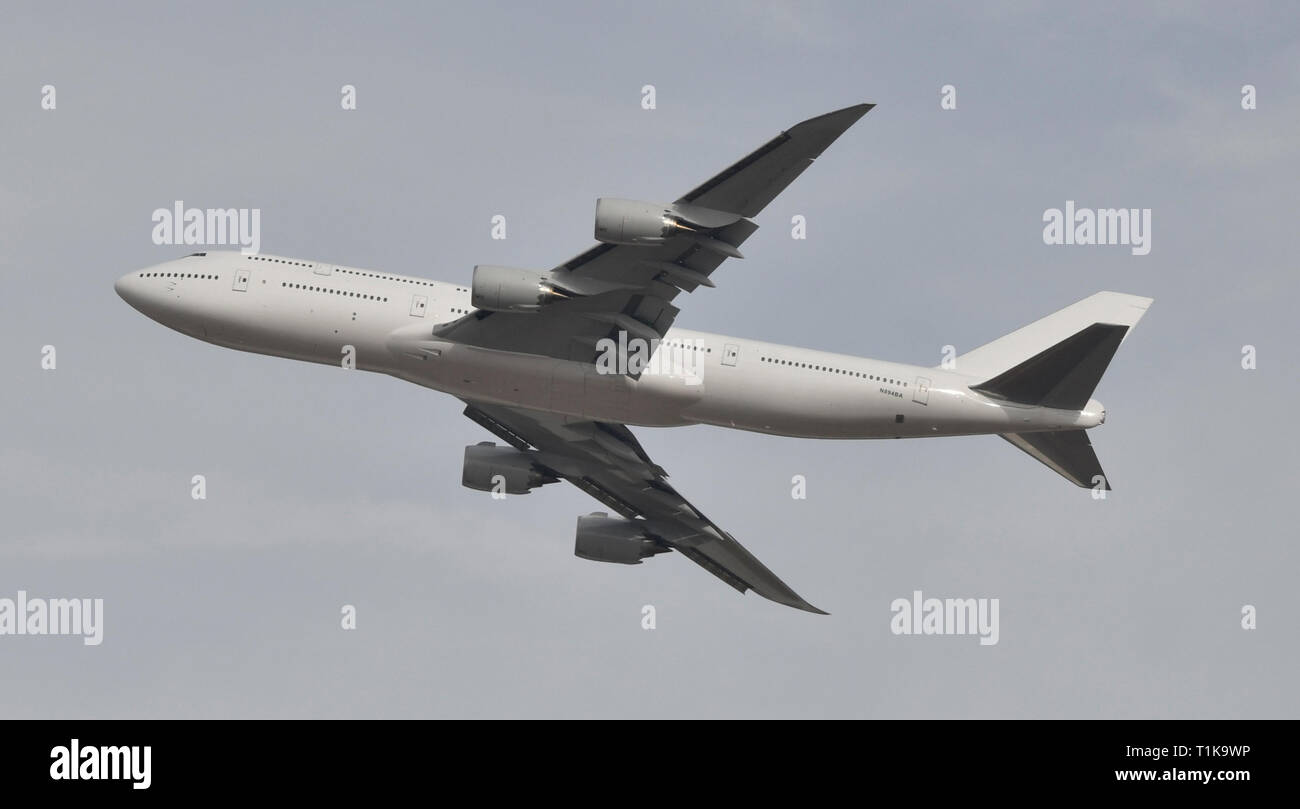 Victorville, California, Stati Uniti d'America. 27 Mar, 2019. Uno dei due la prossima generazione Air Force One Boeing 747-8i getti decollare da Victorville aeroporto mercoledì. Il 747 sarà voce al Texas per iniziare è retrò raccordo in AF1 come si avrà 5 anni per completare entrambi 747 jet con un costo di 5,3 miliardi di euro. Victorville CA. Marzo 27, 2019. Foto da Gene BlevinsZumaPress. (Credito Immagine: © Gene filo BlevinsZUMA) Credito: ZUMA Press, Inc./Alamy Live News Foto Stock