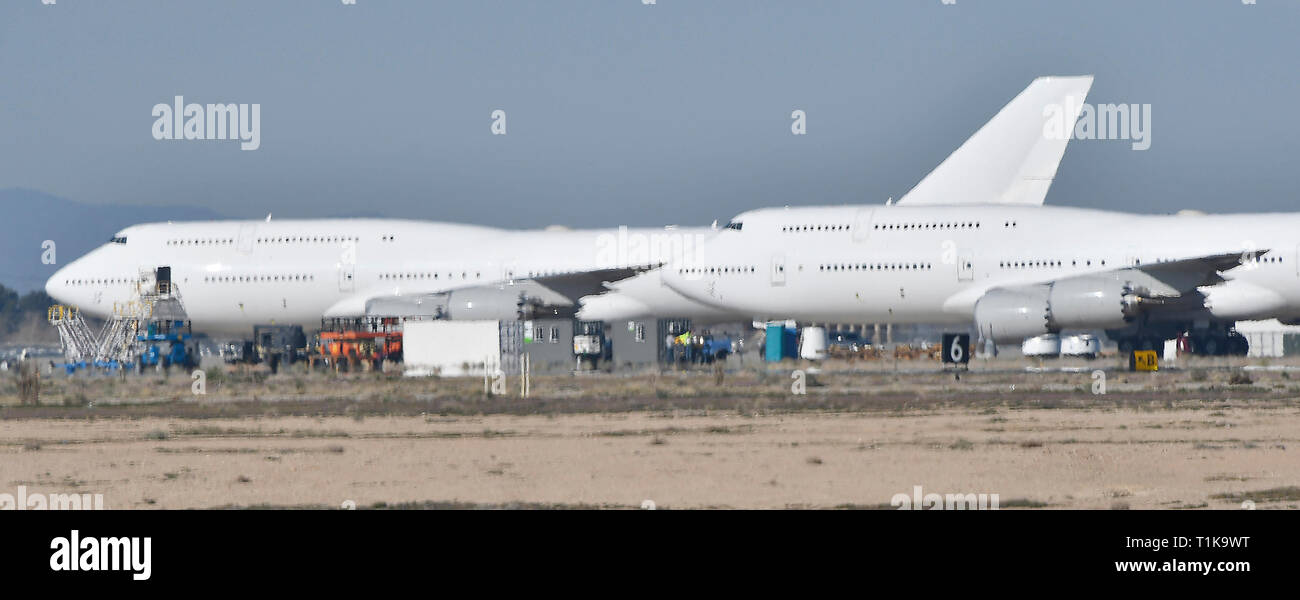 Victorville, California, Stati Uniti d'America. 27 Mar, 2019. Uno dei due la prossima generazione Air Force One Boeing 747-8i getti decollare da Victorville aeroporto mercoledì. Il 747 sarà voce al Texas per iniziare è retrò raccordo in AF1 come si avrà 5 anni per completare entrambi 747 jet con un costo di 5,3 miliardi di euro. Victorville CA. Marzo 27, 2019. Foto da Gene BlevinsZumaPress. (Credito Immagine: © Gene filo BlevinsZUMA) Credito: ZUMA Press, Inc./Alamy Live News Foto Stock