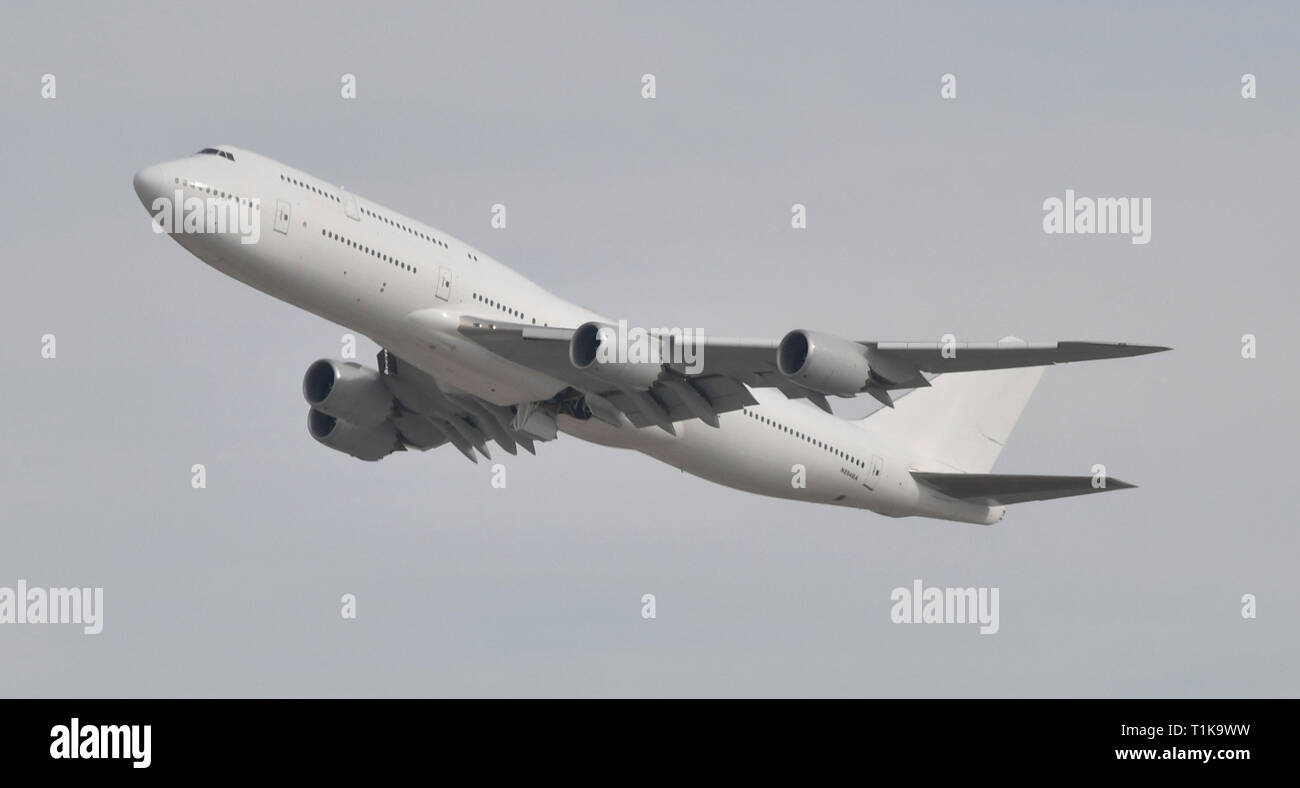 Victorville, California, Stati Uniti d'America. 27 Mar, 2019. Uno dei due la prossima generazione Air Force One Boeing 747-8i getti decollare da Victorville aeroporto mercoledì. Il 747 sarà voce al Texas per iniziare è retrò raccordo in AF1 come si avrà 5 anni per completare entrambi 747 jet con un costo di 5,3 miliardi di euro. Victorville CA. Marzo 27, 2019. Foto da Gene BlevinsZumaPress. (Credito Immagine: © Gene filo BlevinsZUMA) Credito: ZUMA Press, Inc./Alamy Live News Foto Stock