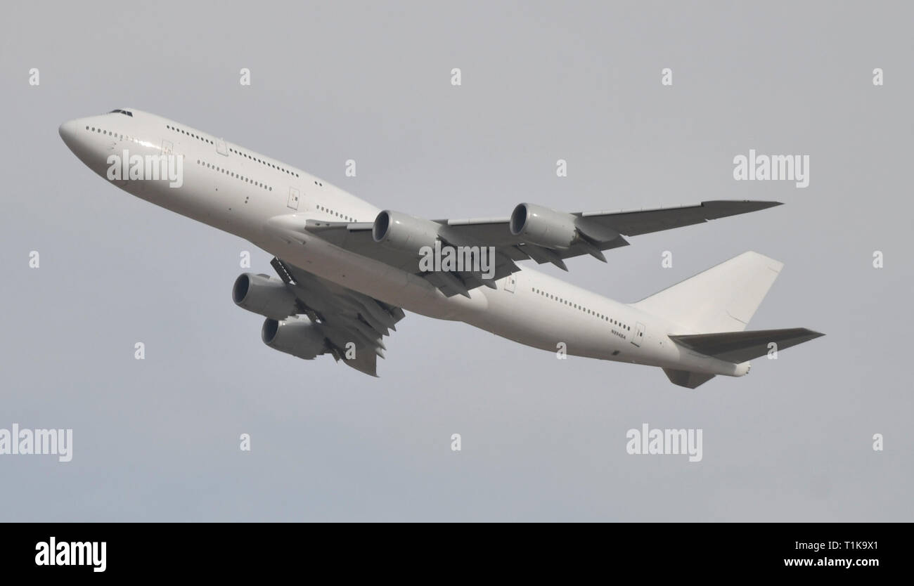 Victorville, California, Stati Uniti d'America. 27 Mar, 2019. Uno dei due la prossima generazione Air Force One Boeing 747-8i getti decollare da Victorville aeroporto mercoledì. Il 747 sarà voce al Texas per iniziare è retrò raccordo in AF1 come si avrà 5 anni per completare entrambi 747 jet con un costo di 5,3 miliardi di euro. Victorville CA. Marzo 27, 2019. Foto da Gene BlevinsZumaPress. (Credito Immagine: © Gene filo BlevinsZUMA) Credito: ZUMA Press, Inc./Alamy Live News Foto Stock