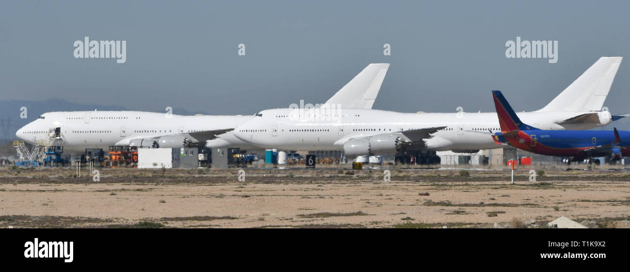 Victorville, California, Stati Uniti d'America. 27 Mar, 2019. Uno dei due la prossima generazione Air Force One Boeing 747-8i getti decollare da Victorville aeroporto mercoledì. Il 747 sarà voce al Texas per iniziare è retrò raccordo in AF1 come si avrà 5 anni per completare entrambi 747 jet con un costo di 5,3 miliardi di euro. Victorville CA. Marzo 27, 2019. Foto da Gene BlevinsZumaPress. (Credito Immagine: © Gene filo BlevinsZUMA) Credito: ZUMA Press, Inc./Alamy Live News Foto Stock