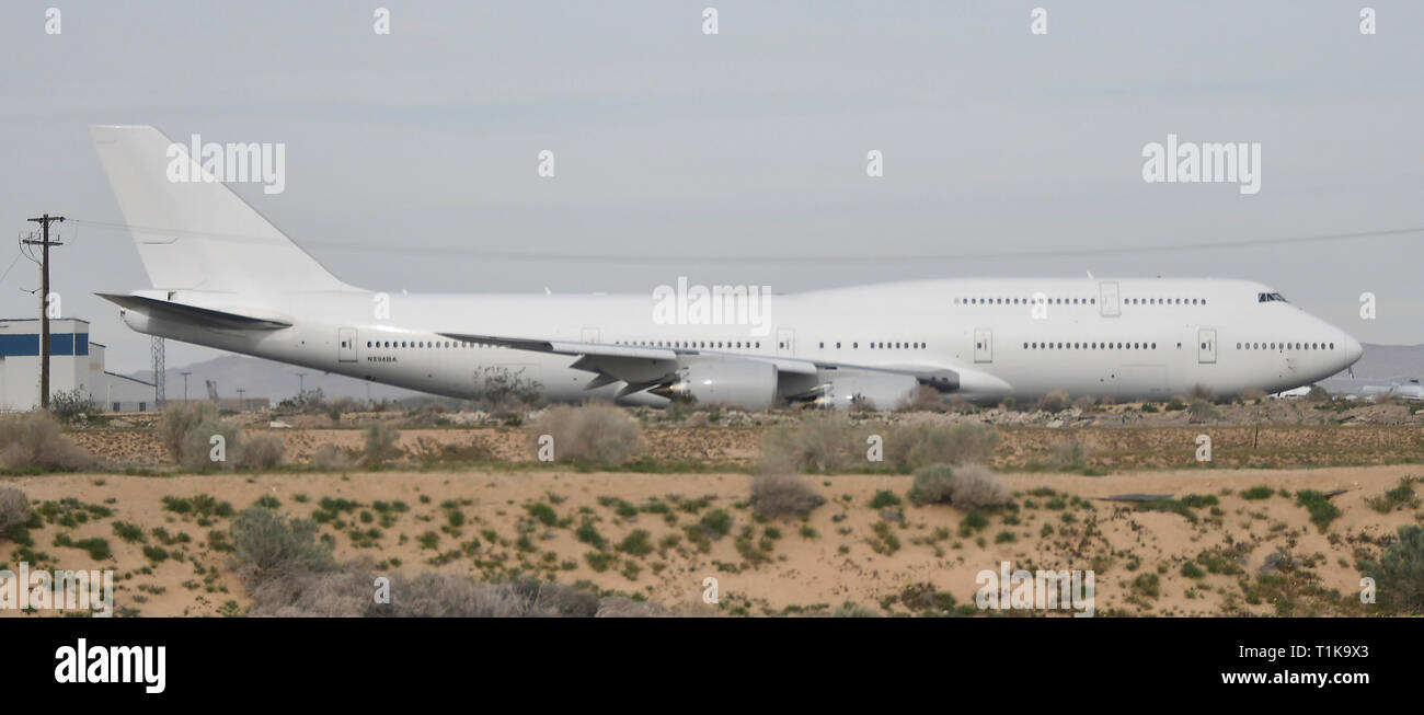 Victorville, California, Stati Uniti d'America. 27 Mar, 2019. Uno dei due la prossima generazione Air Force One Boeing 747-8i getti decollare da Victorville aeroporto mercoledì. Il 747 sarà voce al Texas per iniziare è retrò raccordo in AF1 come si avrà 5 anni per completare entrambi 747 jet con un costo di 5,3 miliardi di euro. Victorville CA. Marzo 27, 2019. Foto da Gene BlevinsZumaPress. (Credito Immagine: © Gene filo BlevinsZUMA) Credito: ZUMA Press, Inc./Alamy Live News Foto Stock