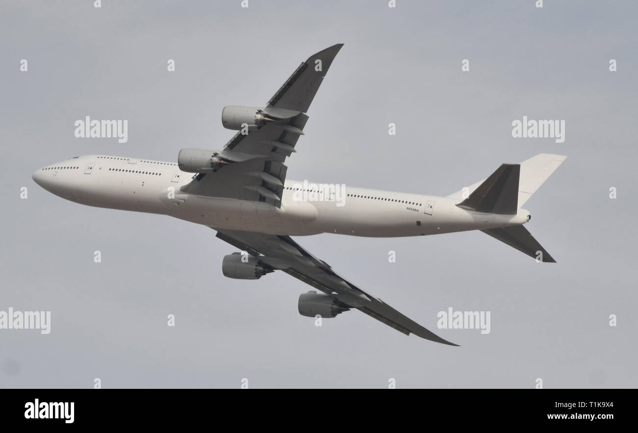 Victorville, California, Stati Uniti d'America. 27 Mar, 2019. Uno dei due la prossima generazione Air Force One Boeing 747-8i getti decollare da Victorville aeroporto mercoledì. Il 747 sarà voce al Texas per iniziare è retrò raccordo in AF1 come si avrà 5 anni per completare entrambi 747 jet con un costo di 5,3 miliardi di euro. Victorville CA. Marzo 27, 2019. Foto da Gene BlevinsZumaPress. (Credito Immagine: © Gene filo BlevinsZUMA) Credito: ZUMA Press, Inc./Alamy Live News Foto Stock