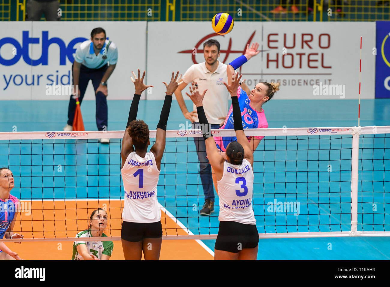 Candy Arena, Monza, Italia. Il 27 marzo, 2019. Il CEV Volleyball Challenge Cup femminile, finale, la seconda gamba. Edina Begic di Saugella Monza durante il match tra Saugella Monza e Aydin BBSK presso la caramella Arena Italia. Credito: Claudio Grassi/Alamy Live News Foto Stock