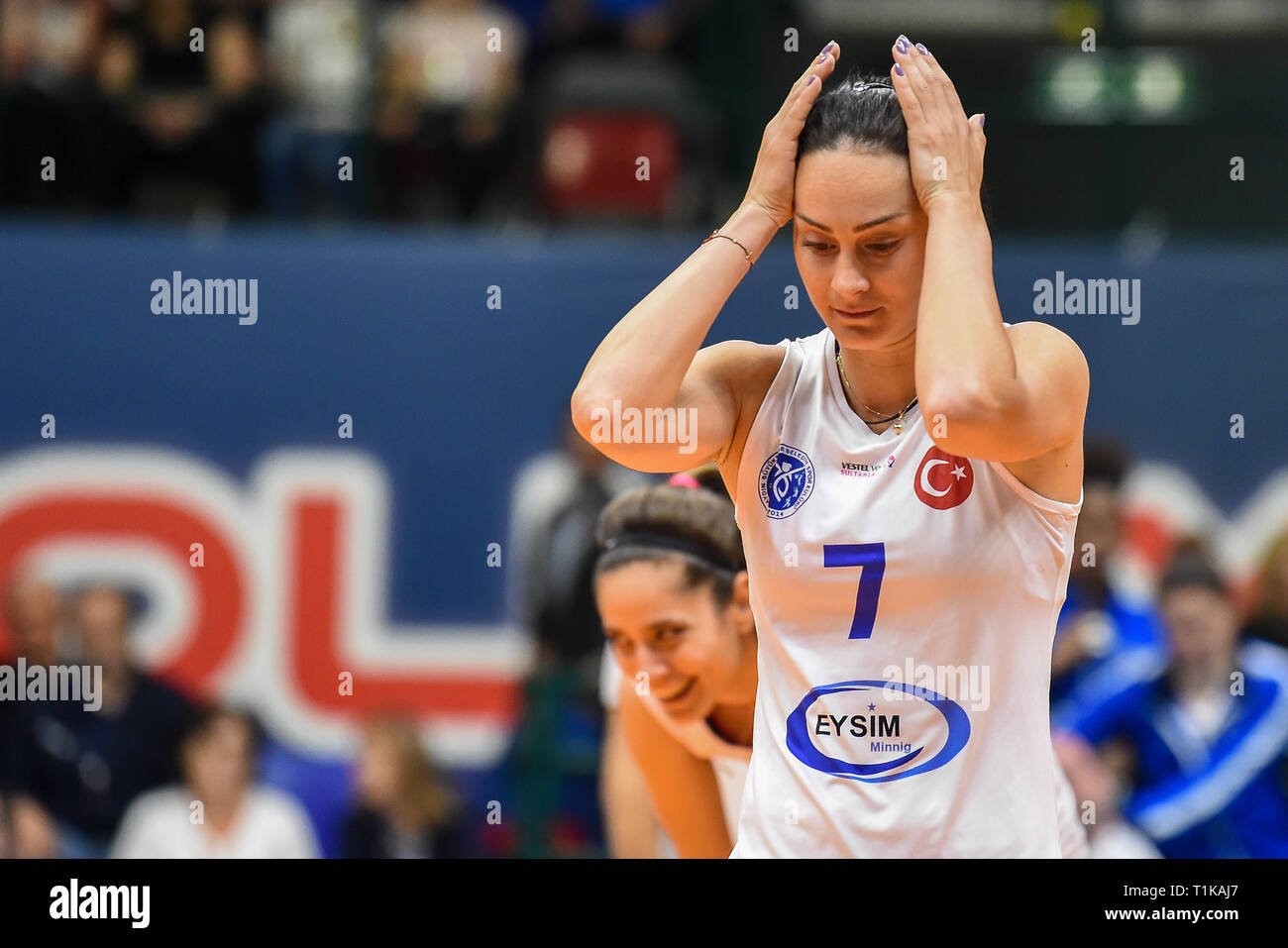 Candy Arena, Monza, Italia. Il 27 marzo, 2019. Il CEV Volleyball Challenge Cup femminile, finale, la seconda gamba. Maurizio Nikolova di Aydin BBSK illusione durante il match tra Saugella Monza e Aydin BBSK presso la caramella Arena Italia. Credito: Claudio Grassi/Alamy Live News Foto Stock